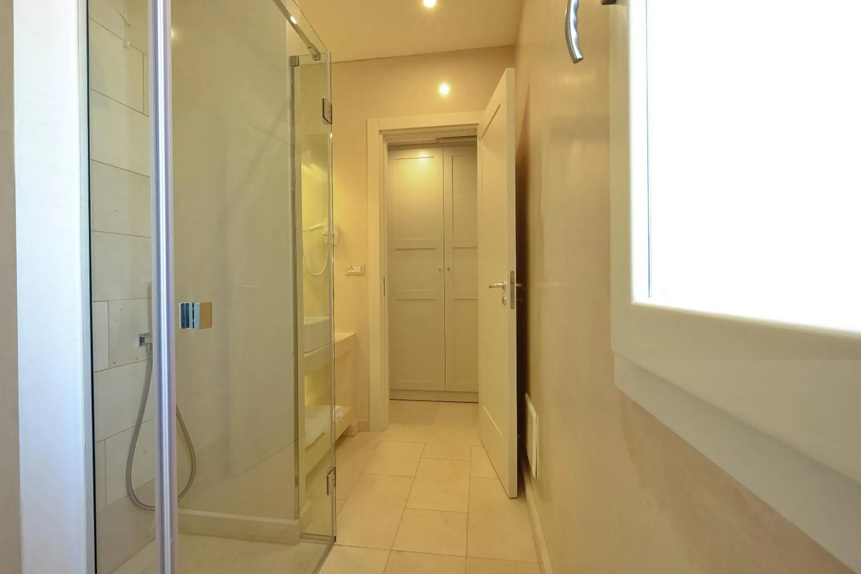 Shower, Bathroom in Montiro' Hotel