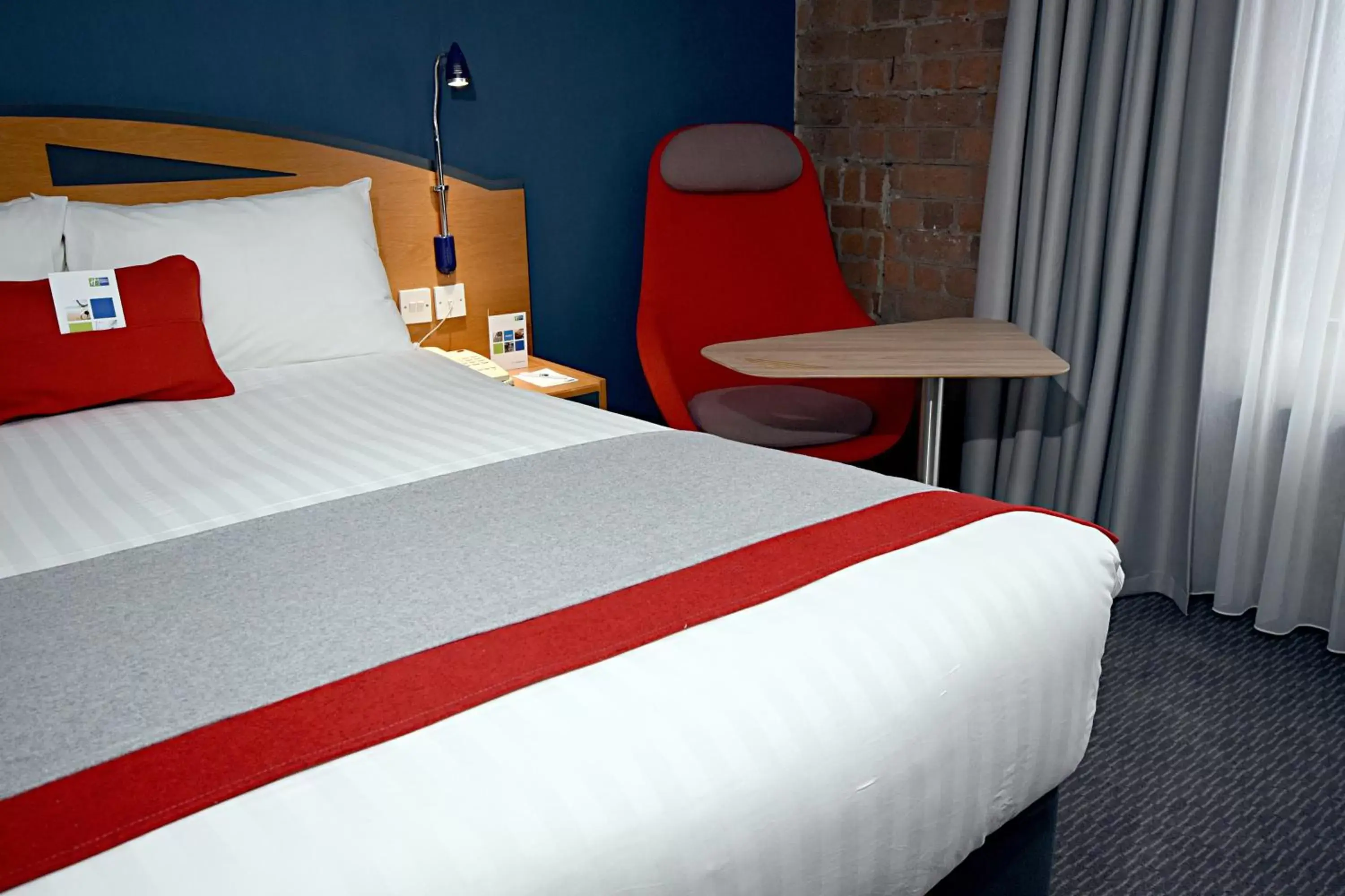 Photo of the whole room, Bed in Holiday Inn Express Liverpool-Albert Dock, an IHG Hotel