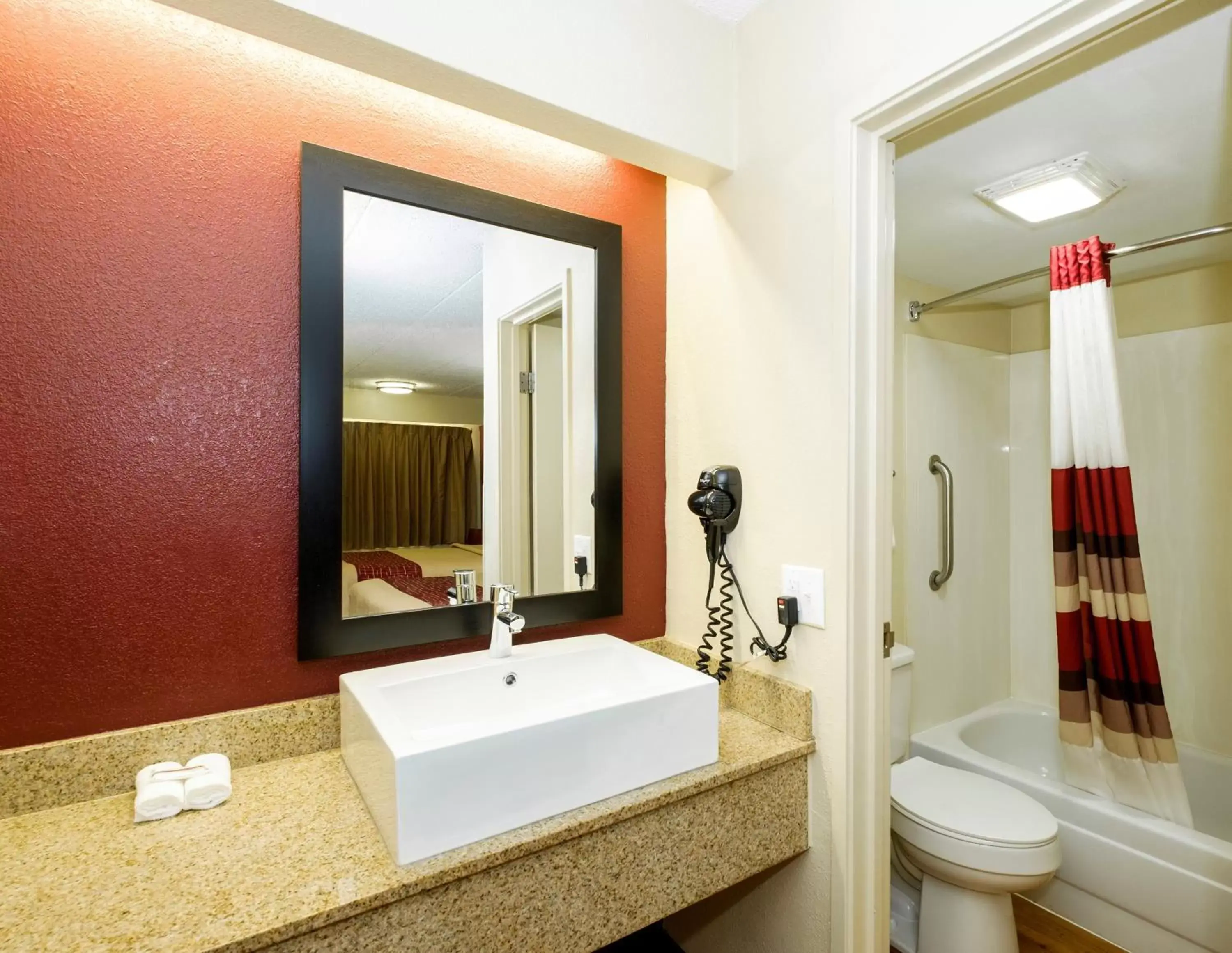 Bathroom in Red Roof Inn Columbus West - Hilliard