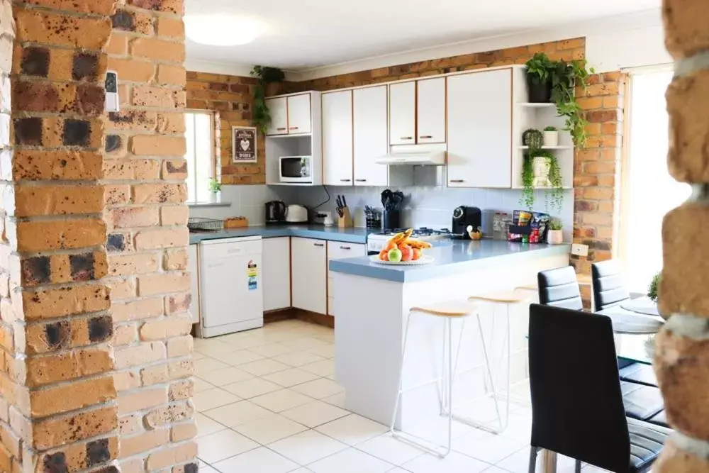 Kitchen/Kitchenette in Kennedy Drive Airport Motel