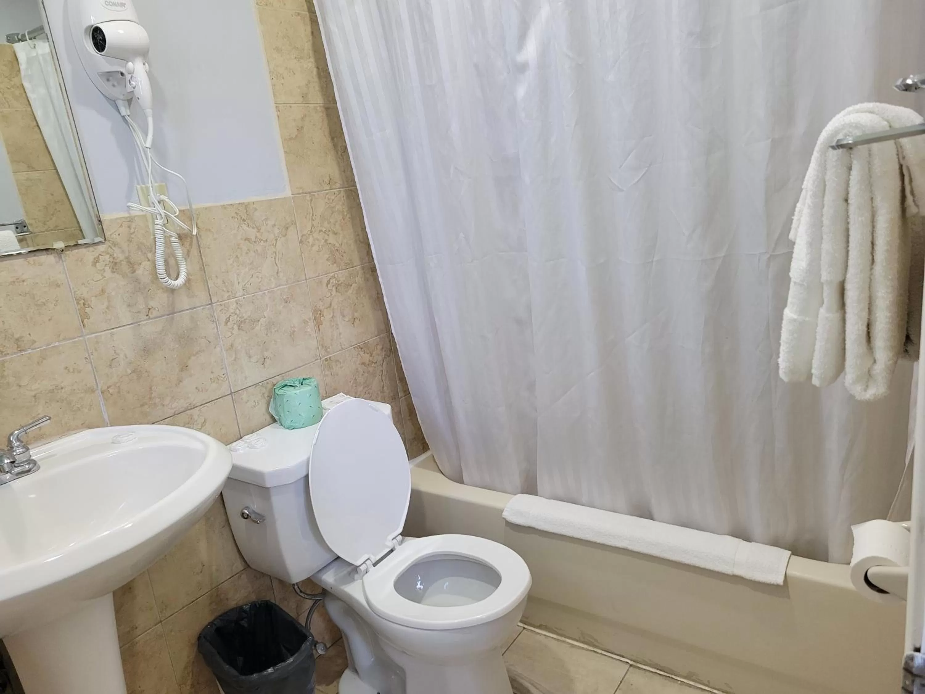 Bathroom in Knights Inn Cobourg