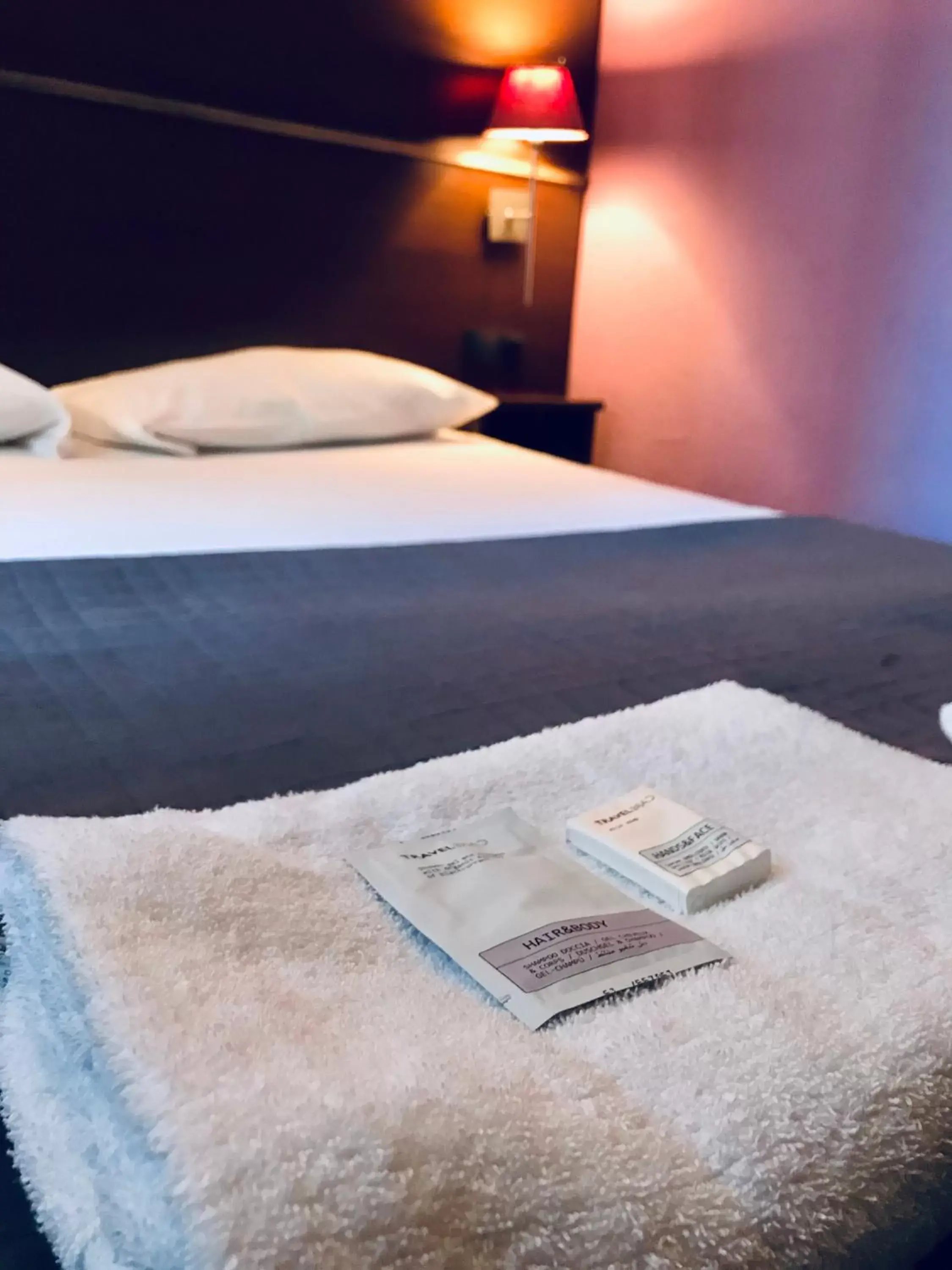 Bed in Hôtel des Ambassadeurs Bed in Hôtel des Ambassadeurs