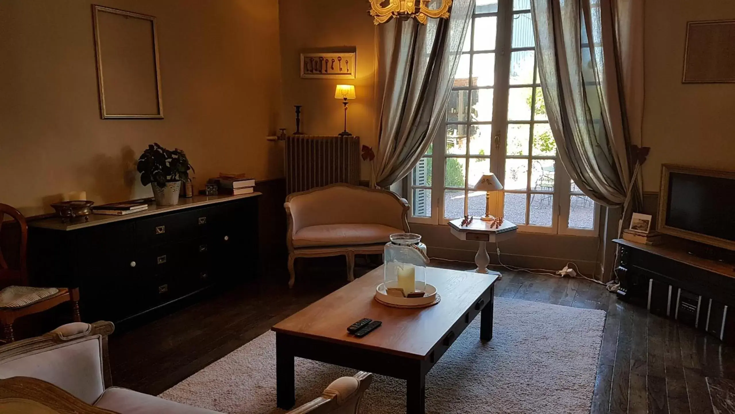 Library, Seating Area in Chambres d'Hotes Le 1900