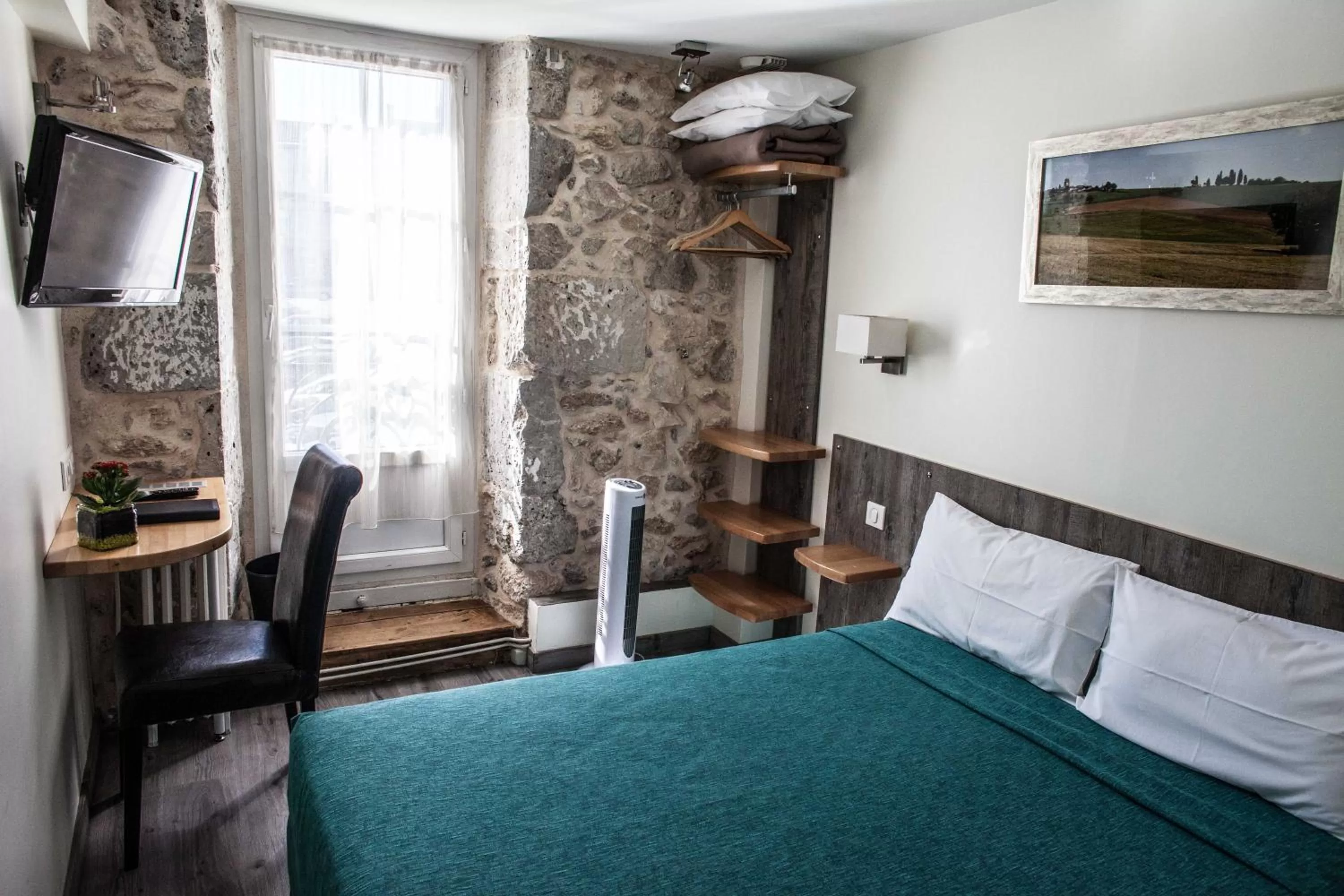 Photo of the whole room, Bed in Hôtel Henri IV