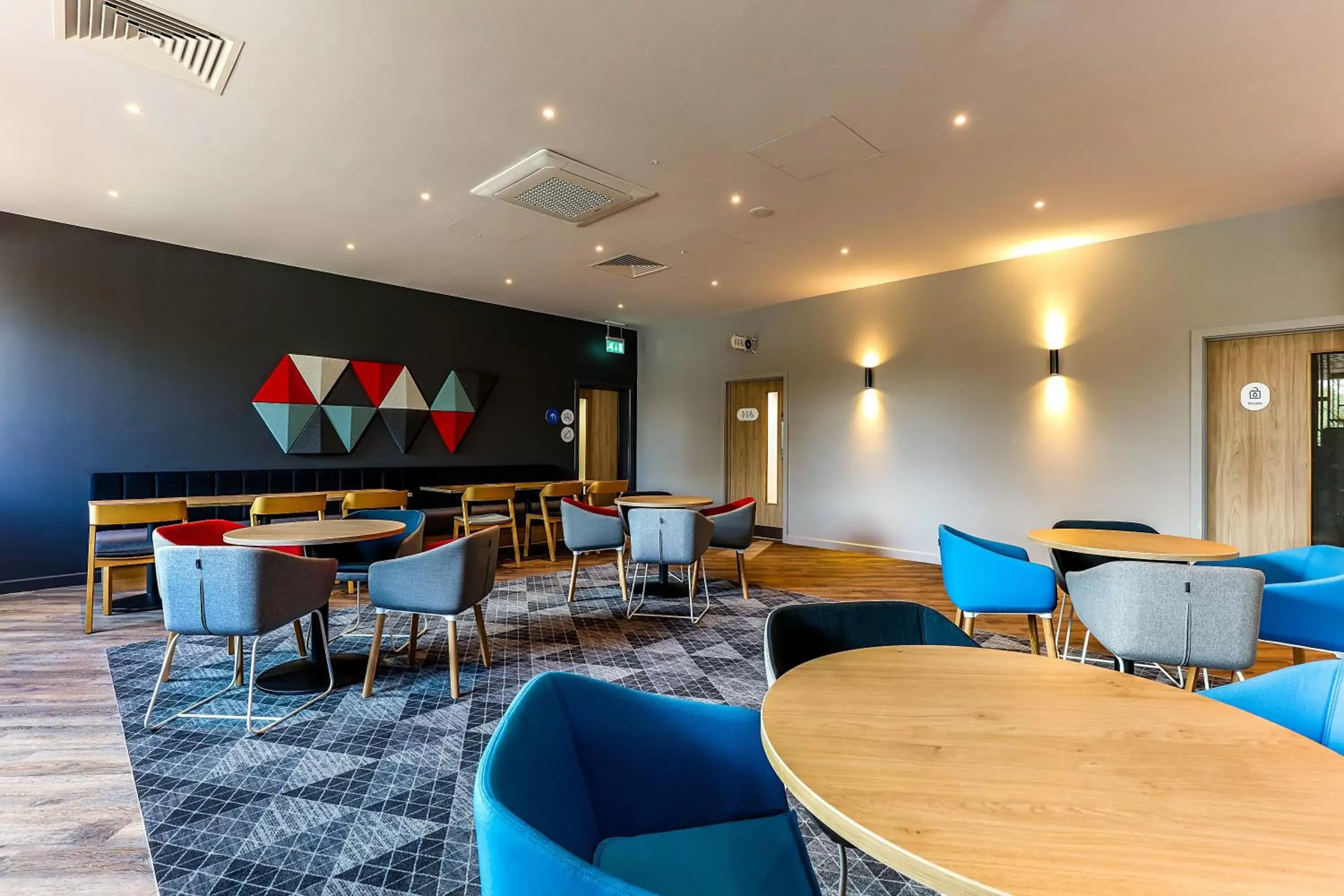 Lounge or bar in Holiday Inn Express - Bicester, an IHG Hotel Lounge or bar in Holiday Inn Express - Bicester, an IHG Hotel