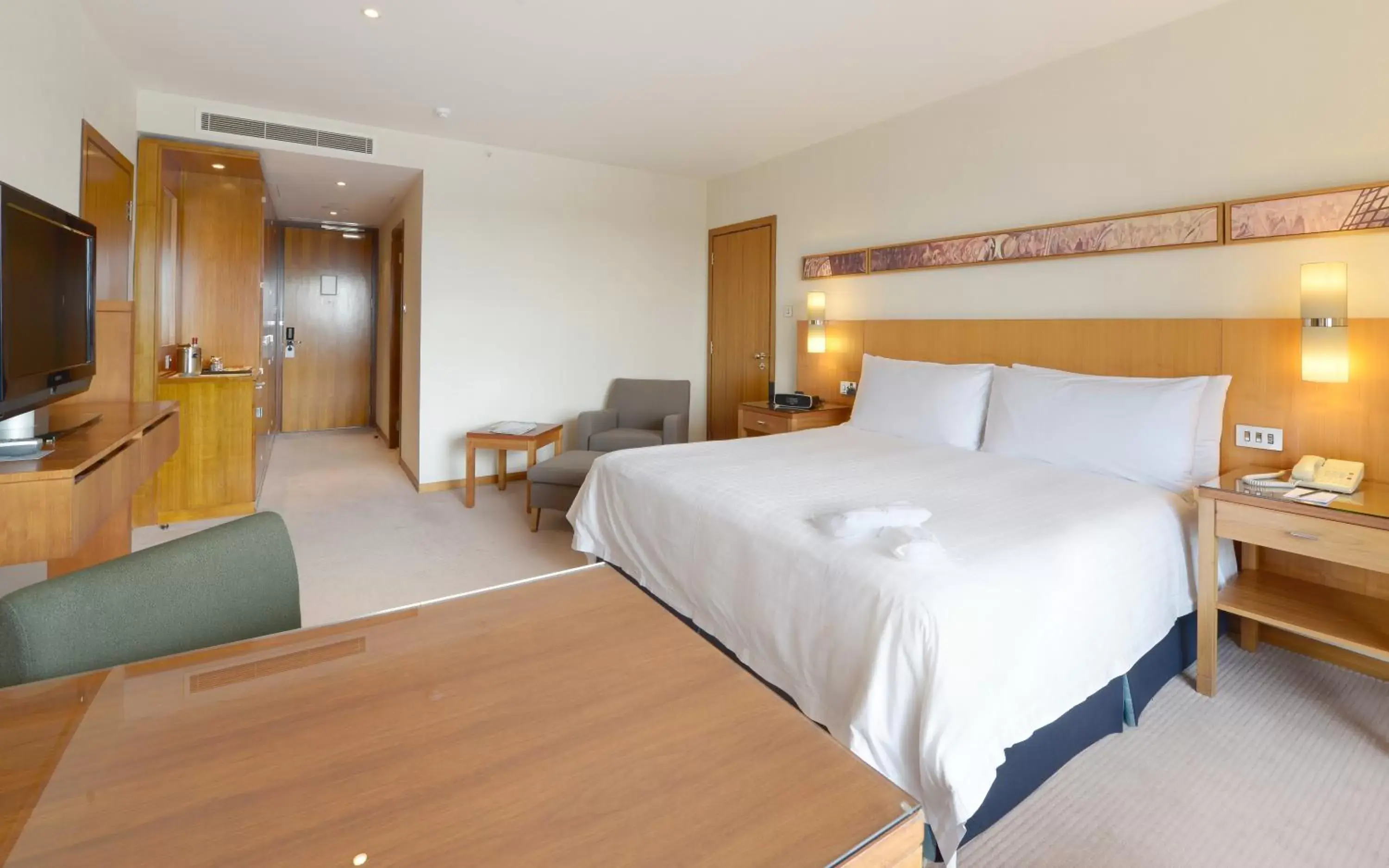 Bedroom, Bed in Canary Riverside Plaza Hotel
