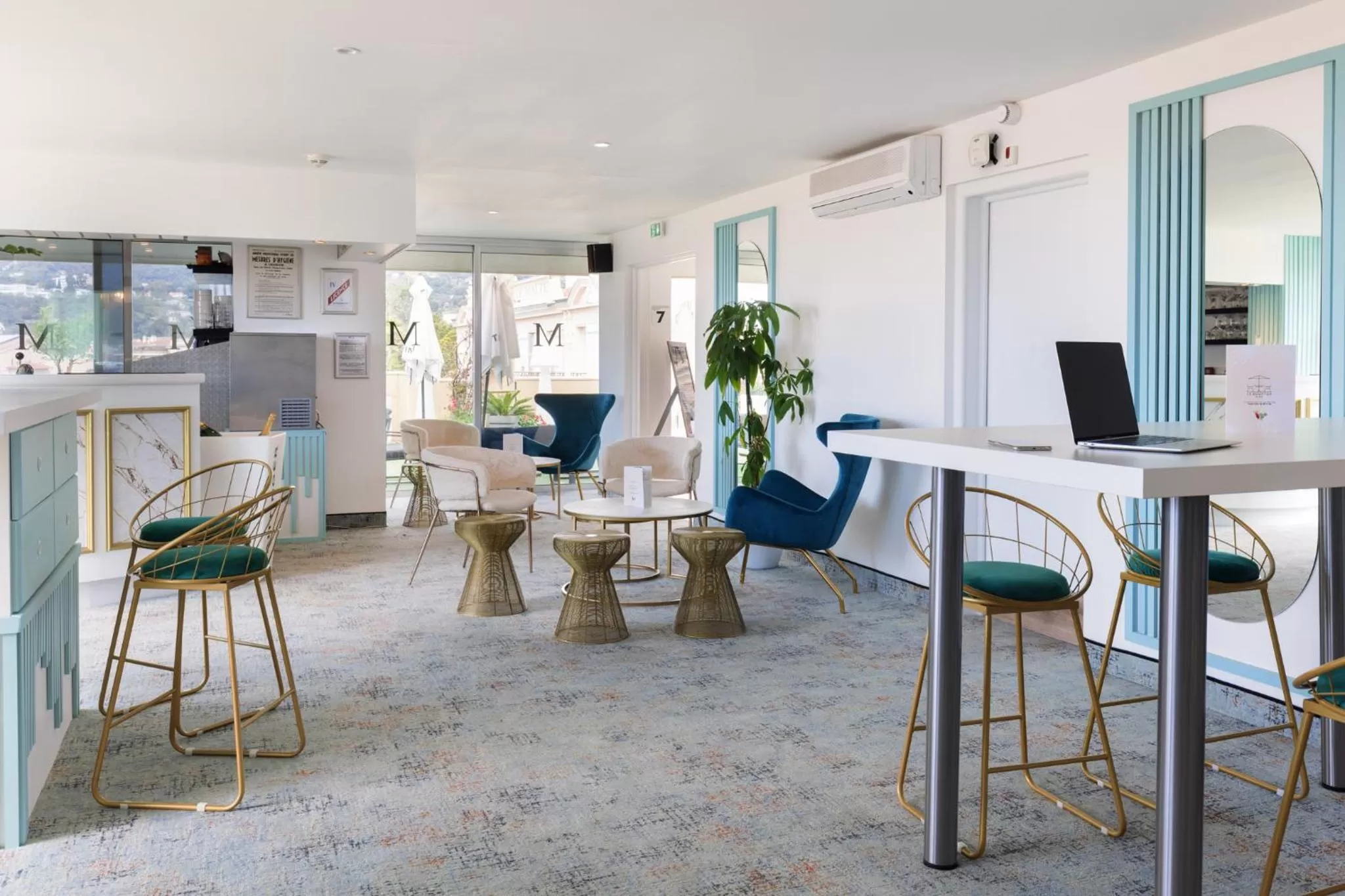 Lounge or bar in Best Western Hotel Mediterranee Menton