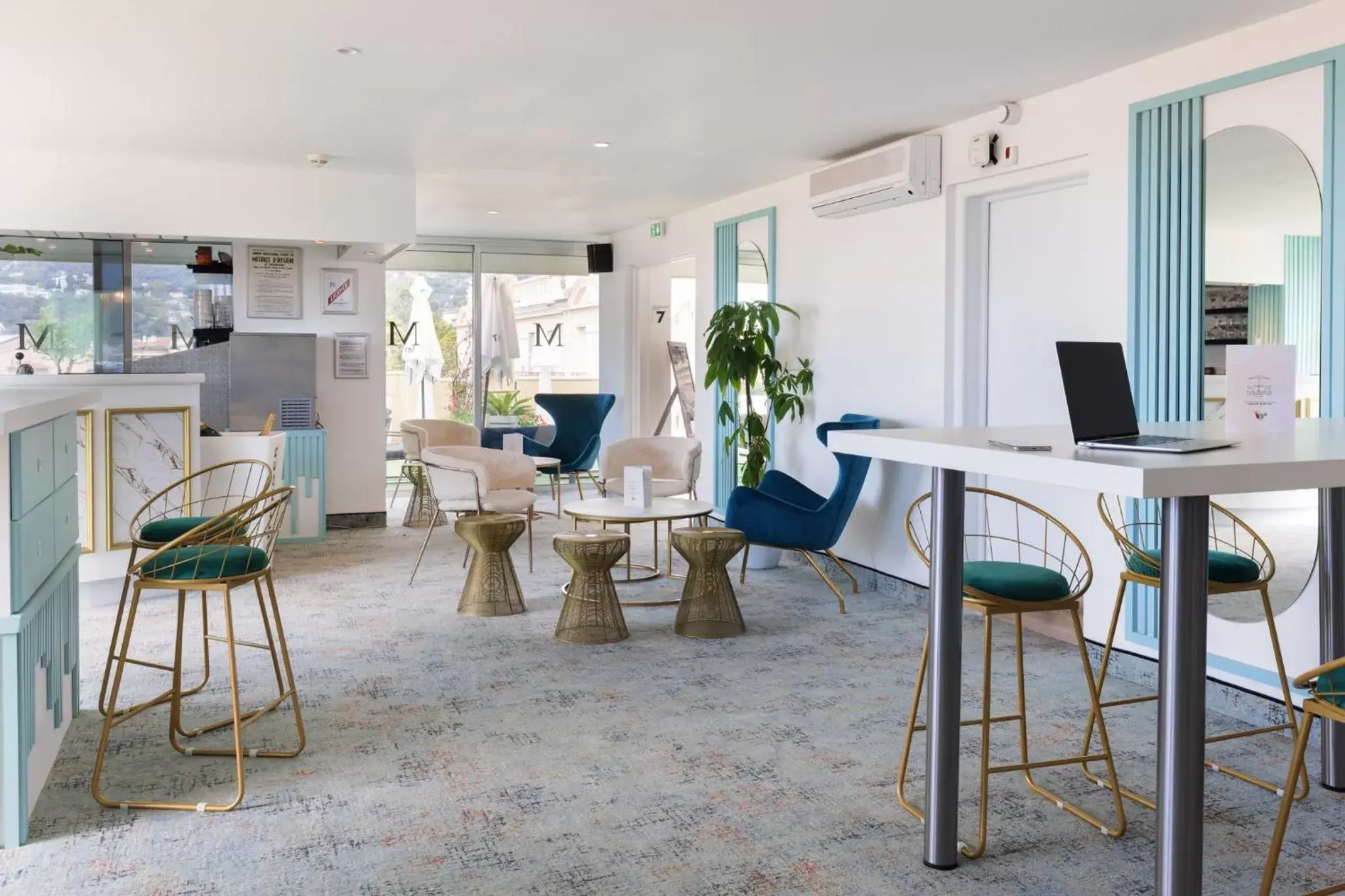 Lounge or bar in Best Western Hotel Mediterranee Menton