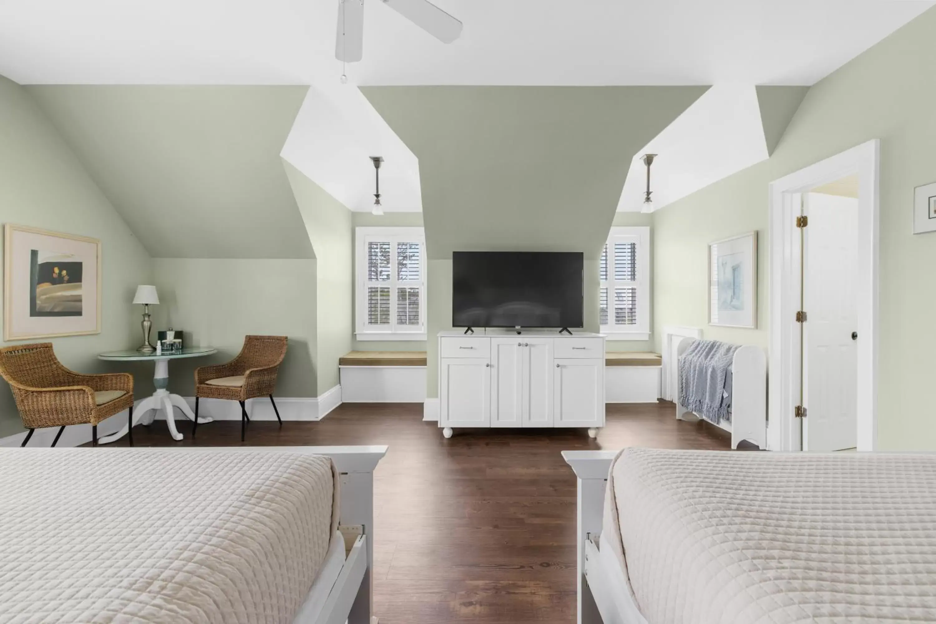 Bedroom, TV/Entertainment Center in The Tranquil House Inn