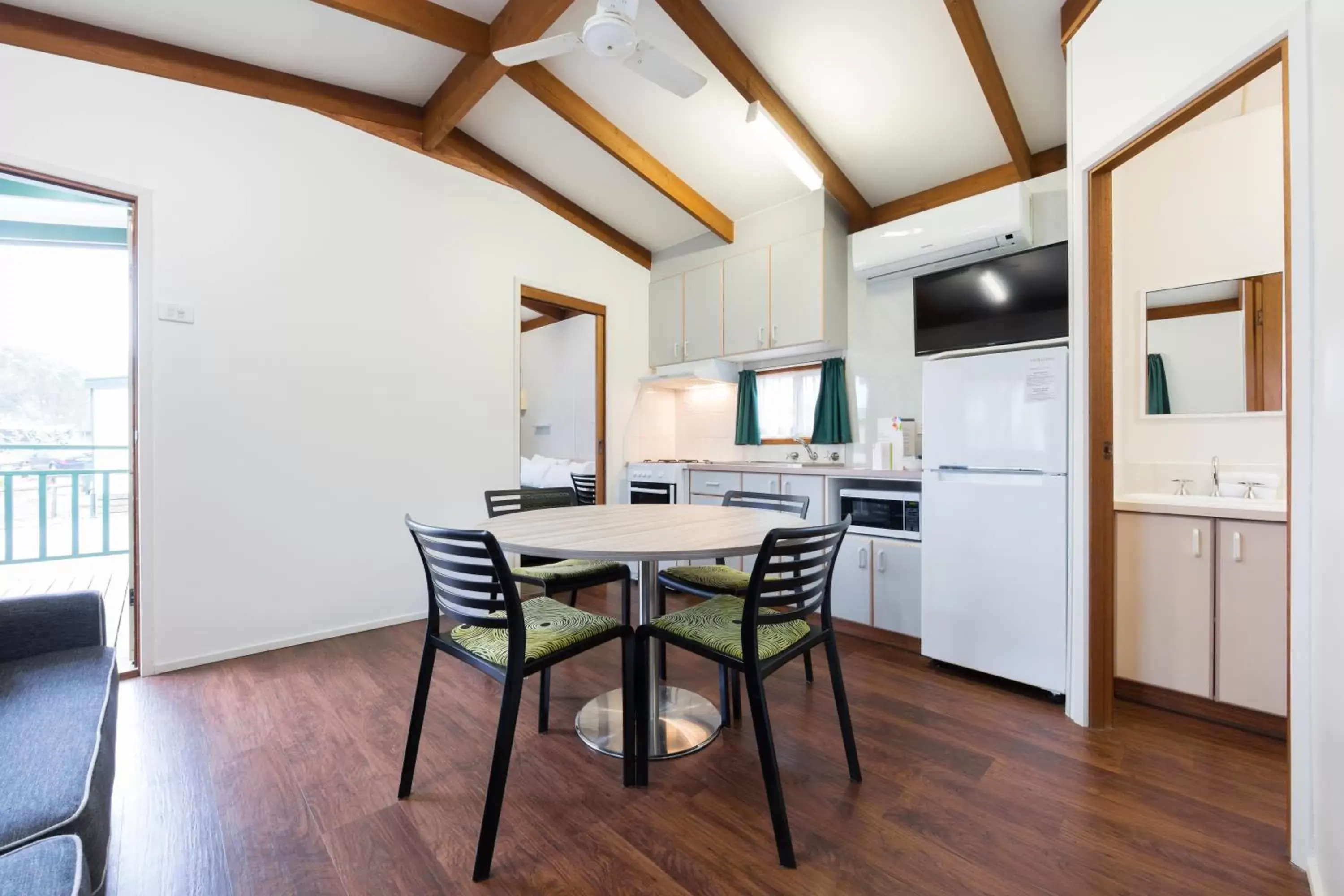 Living room, Dining Area in Alivio Tourist Park Canberra