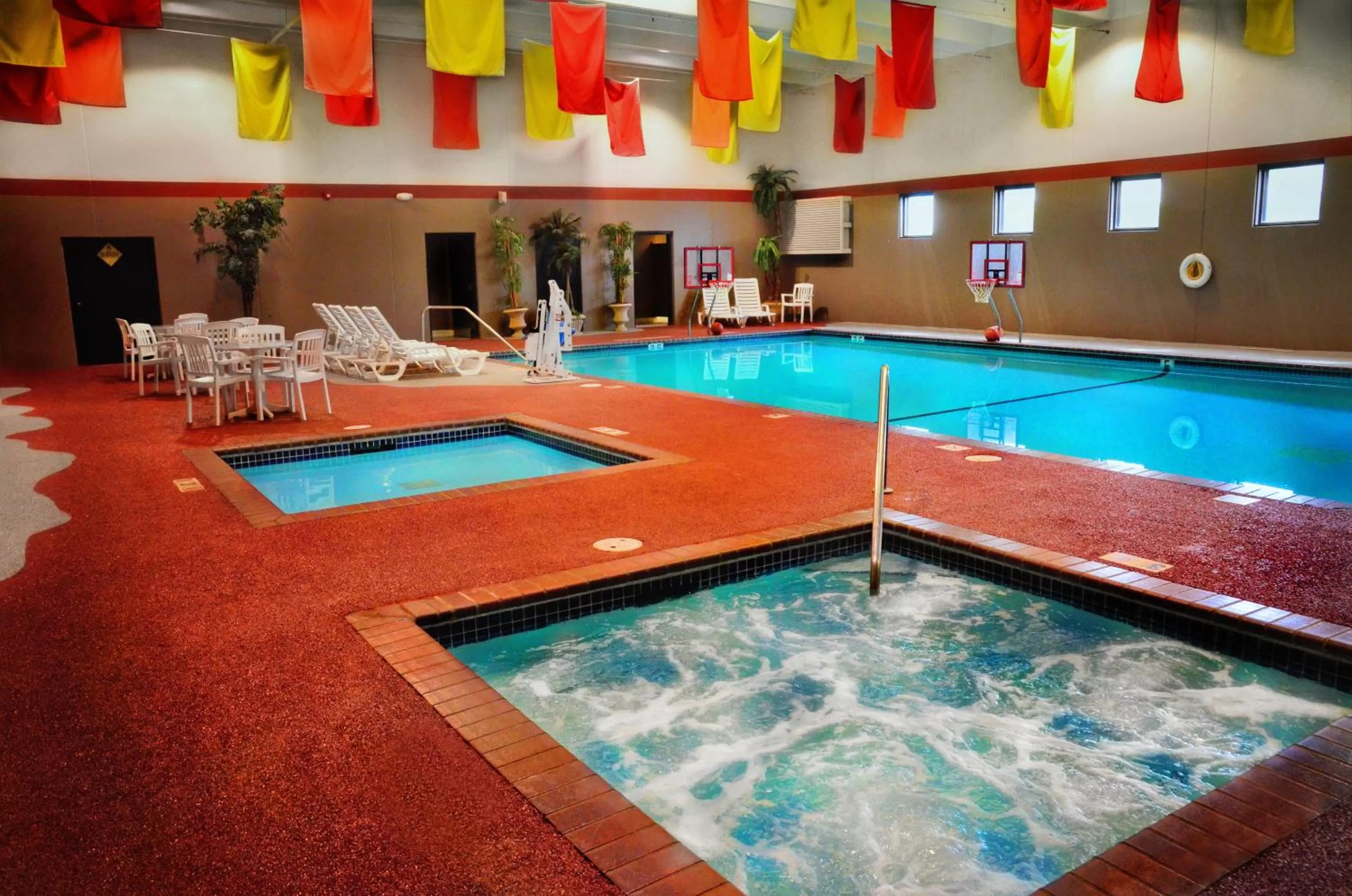 Swimming pool in Centerstone Plaza Hotel Soldiers Field - Mayo Clinic Area