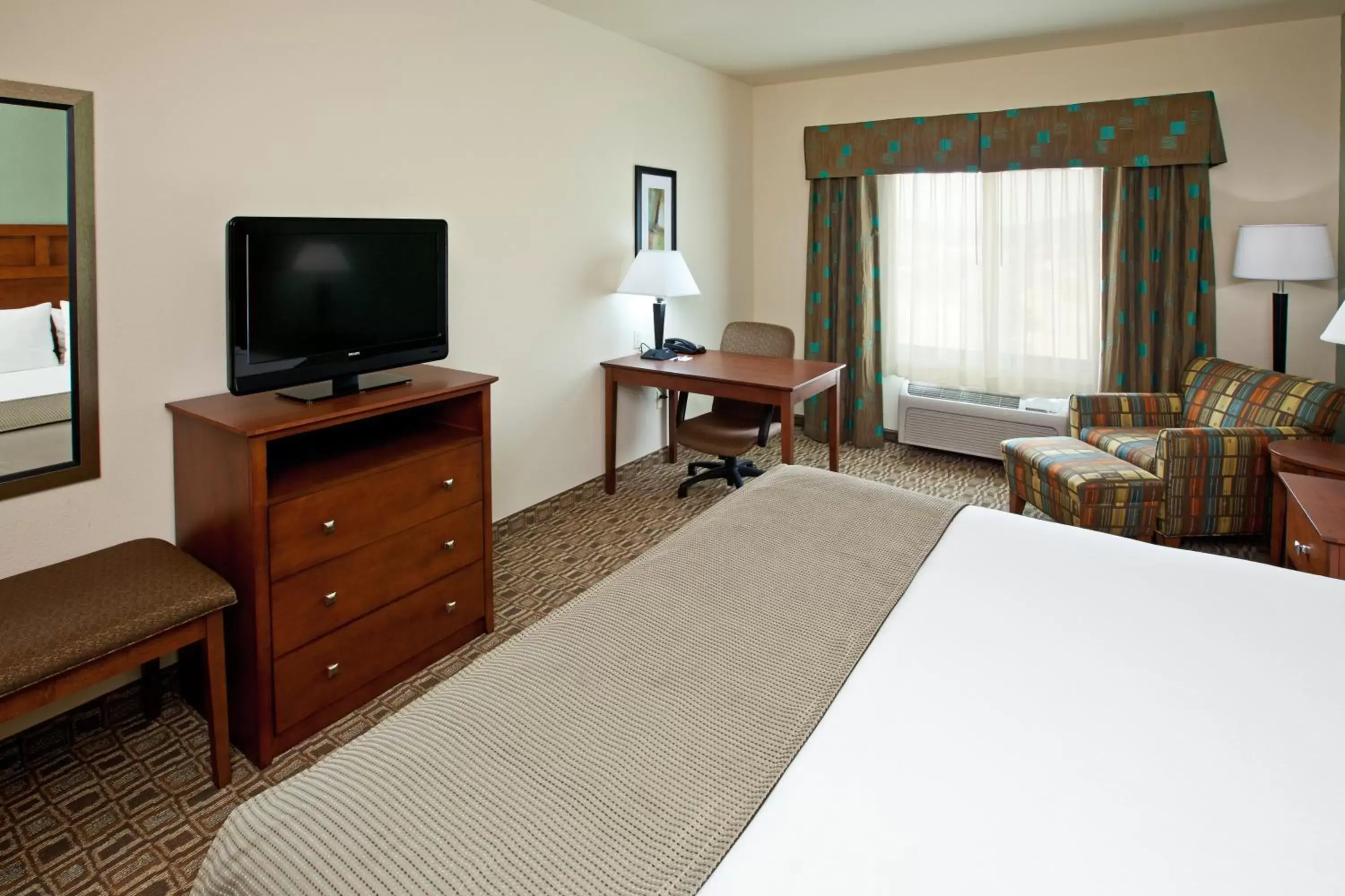 Photo of the whole room, TV/Entertainment Center in Holiday Inn Express & Suites Ripley, an IHG Hotel