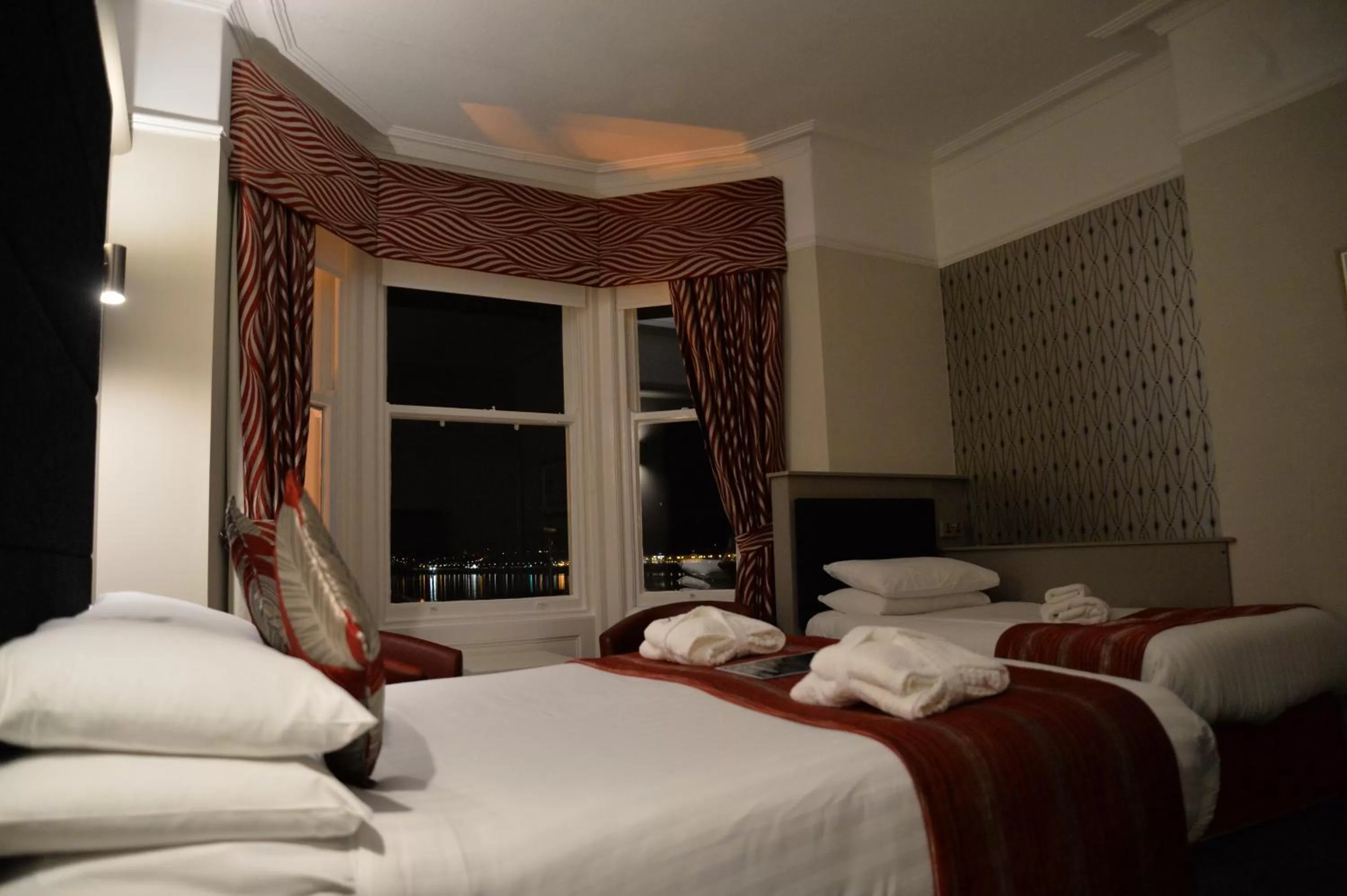 Bed in Lauriston & Lawton Court Hotel