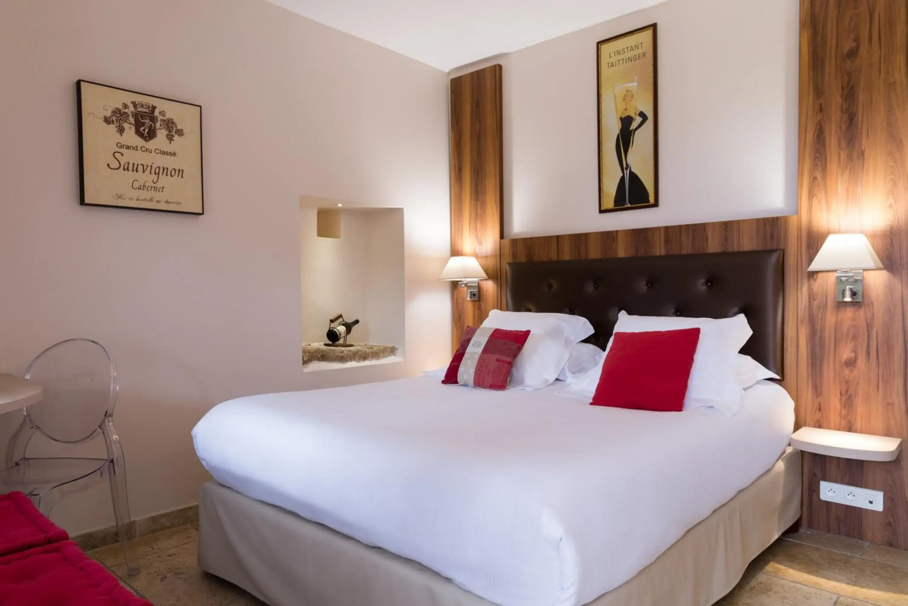 Bed in Mas des Romarins, The Originals Relais Bed in Mas des Romarins, The Originals Relais