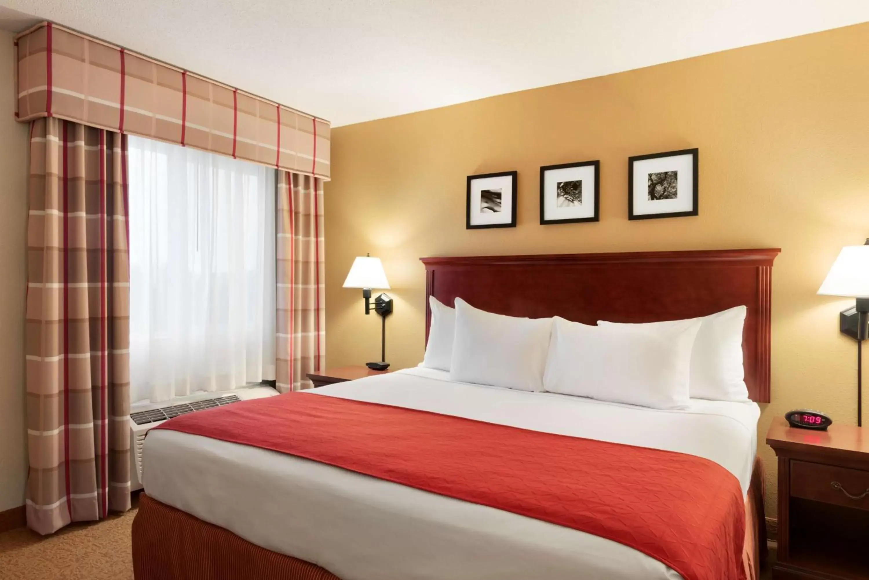 Photo of the whole room, Bed in Country Inn & Suites by Radisson, Cedar Rapids Airport, IA