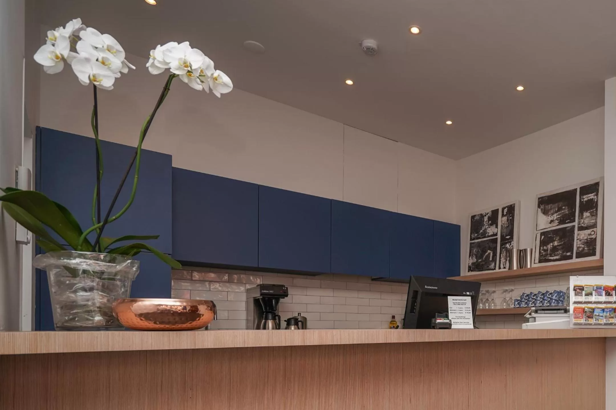 Property building, Kitchen/Kitchenette in Amistad hotel