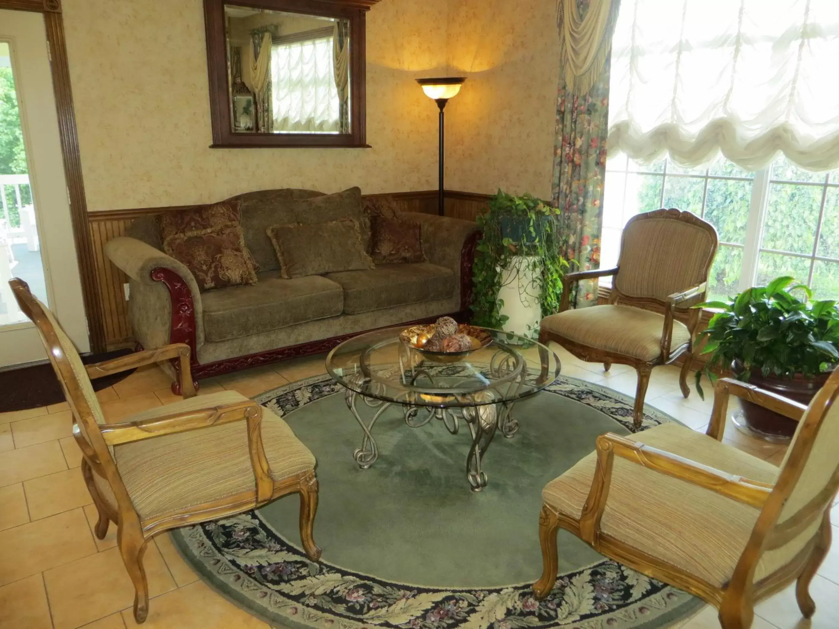 Lobby or reception, Seating Area in Honeysuckle Inn & Conference Center