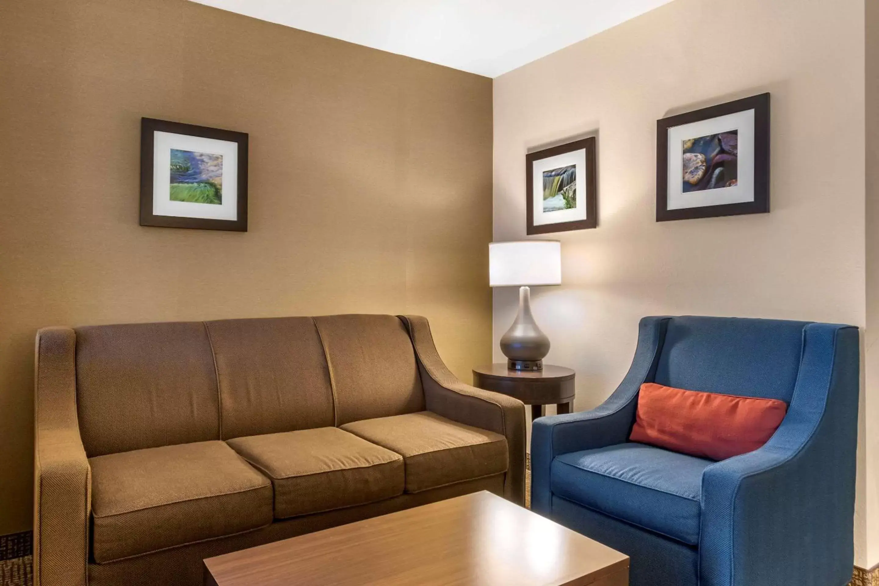 Photo of the whole room, Seating Area in Comfort Inn Williamsport