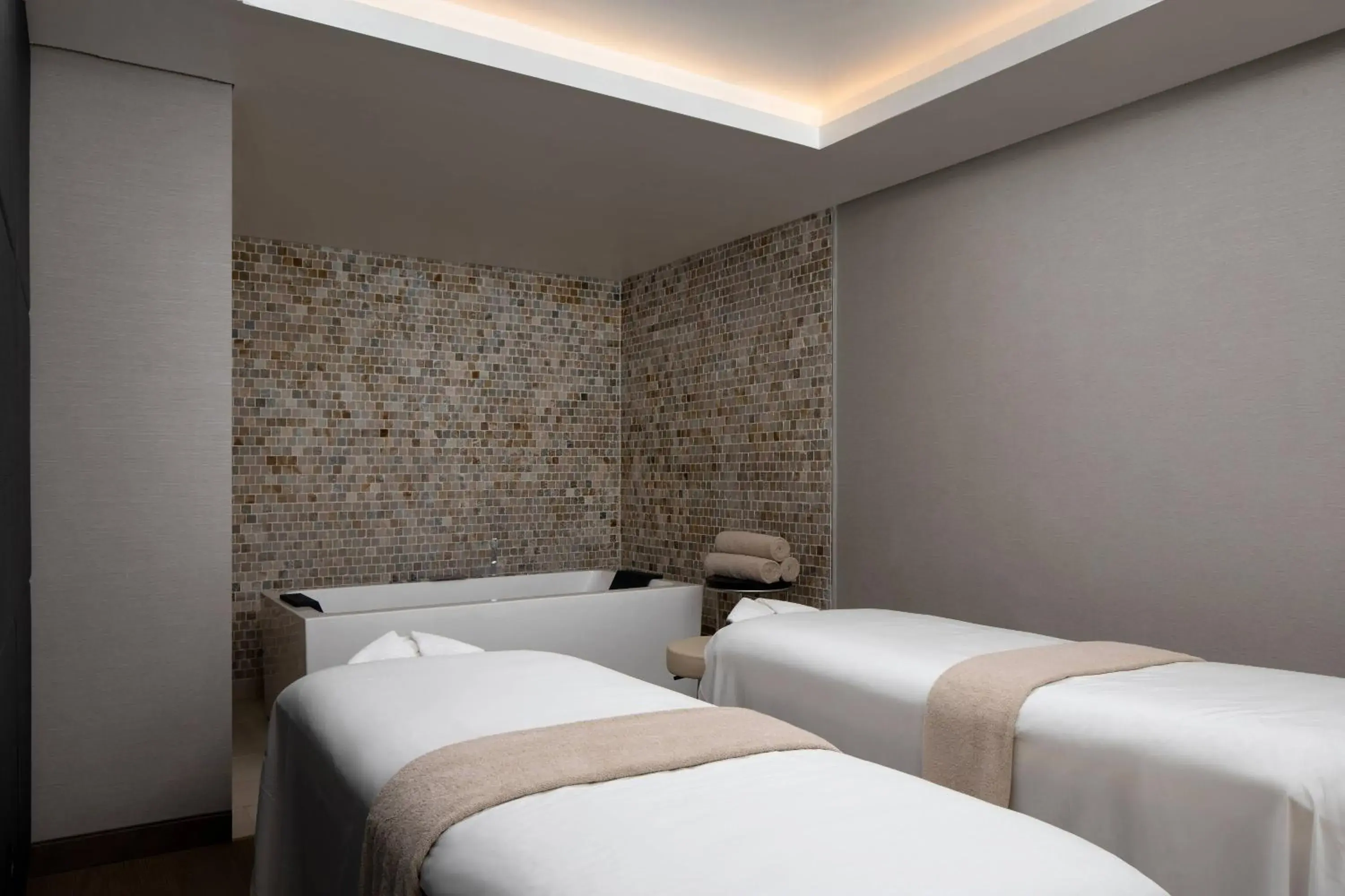 Spa and wellness centre/facilities, Bed in Lagos Marriott Hotel Ikeja