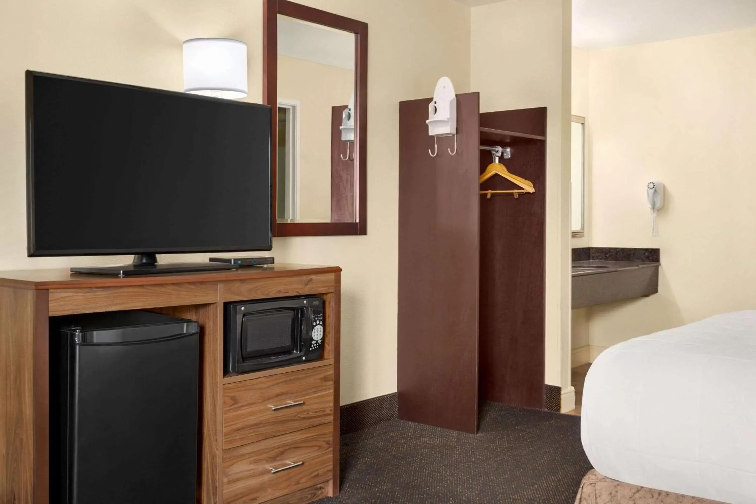 Bedroom, TV/Entertainment Center in Super 8 by Wyndham Nashville Airport North