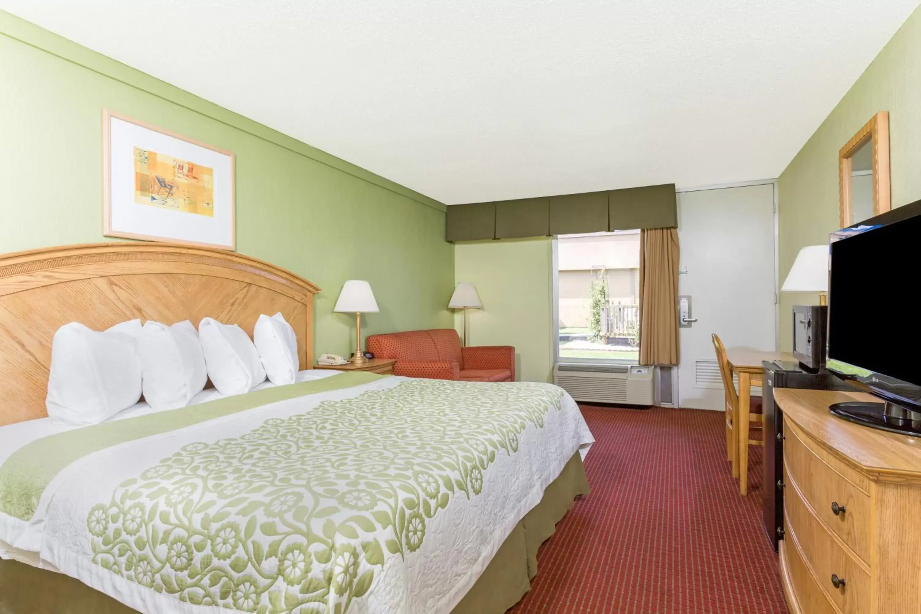 Photo of the whole room, Bed in Days Inn by Wyndham Washington