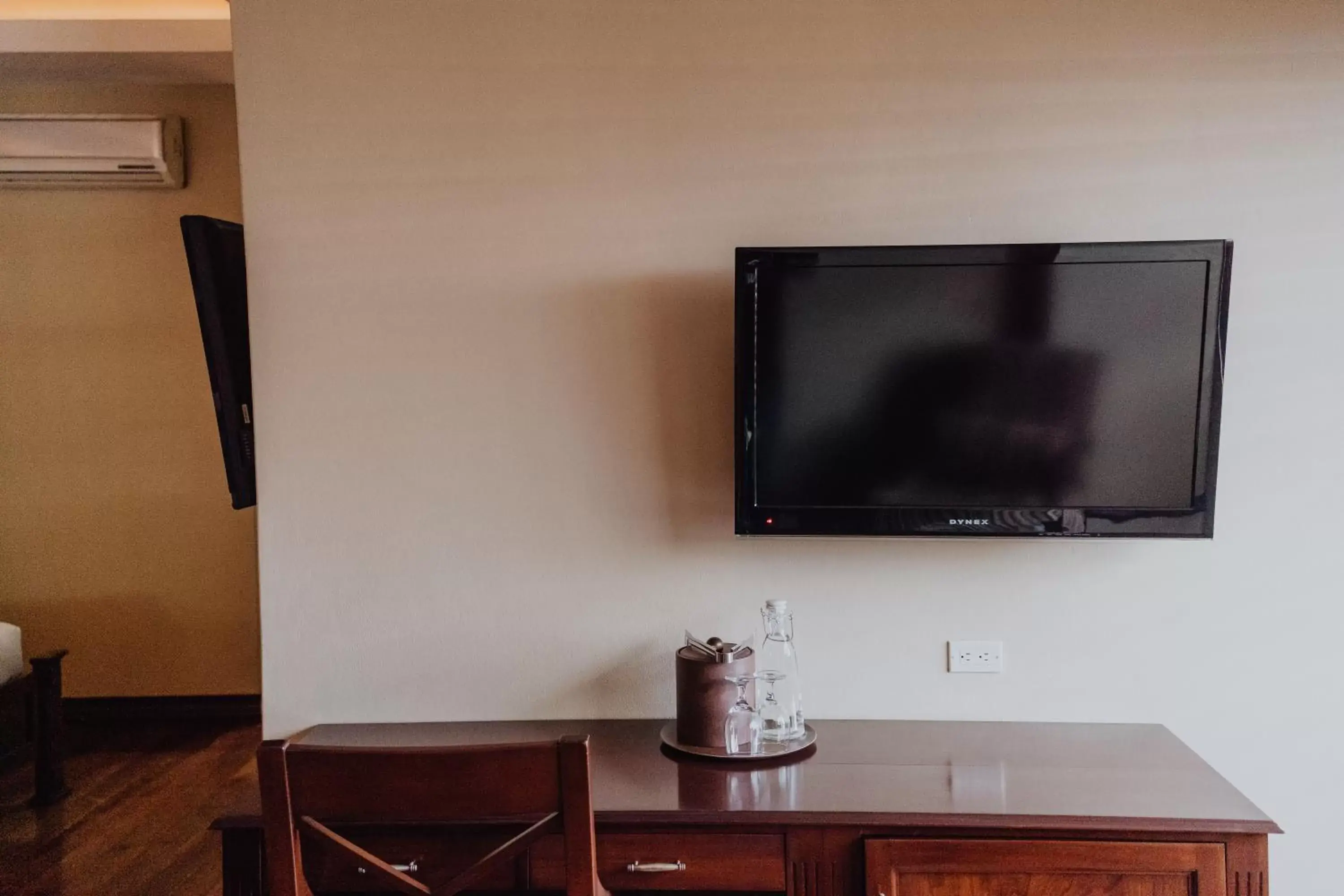 TV and multimedia, TV/Entertainment Center in Hotel Dunn Inn