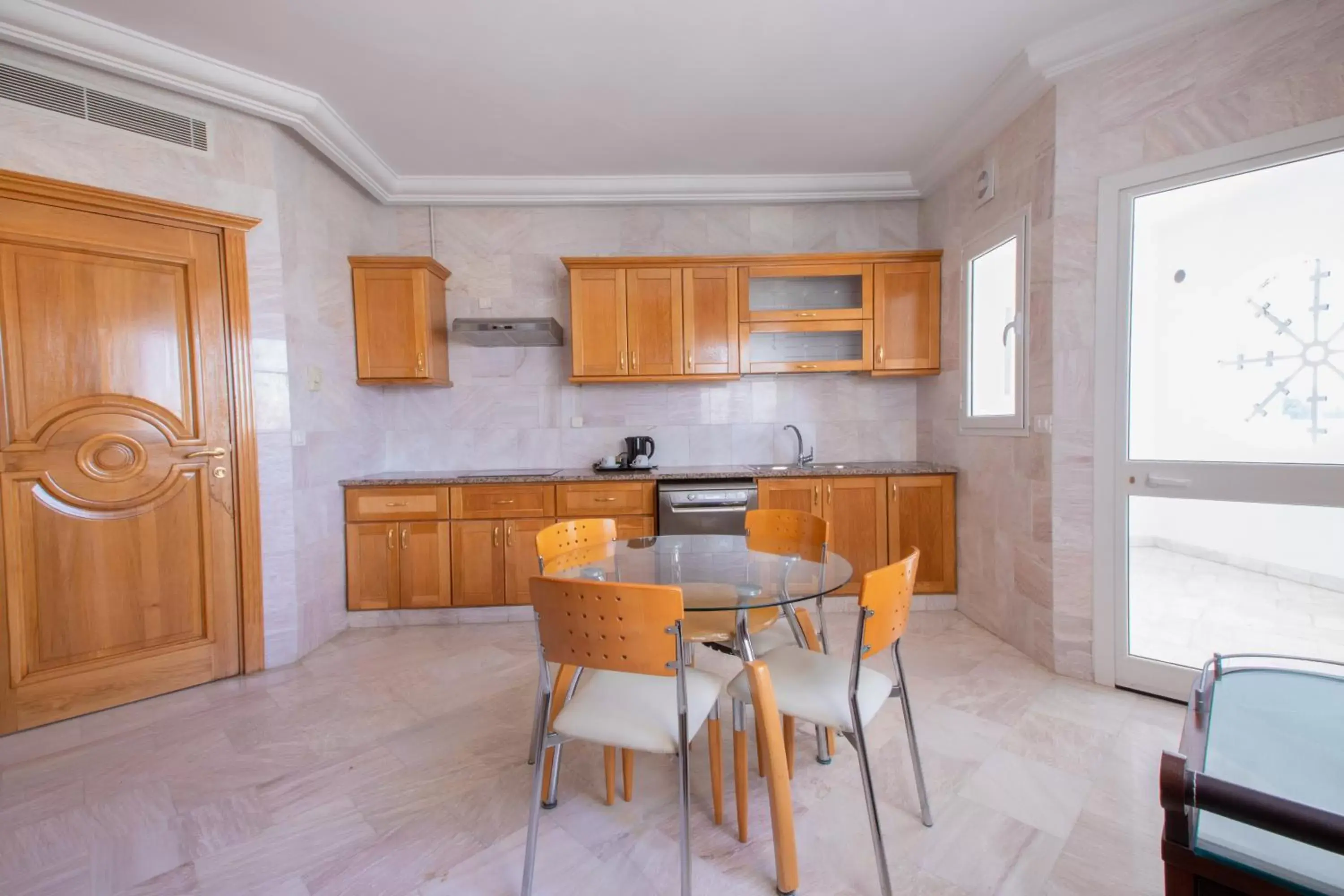 Dining area, Kitchen/Kitchenette in The Penthouse Suites Hotel