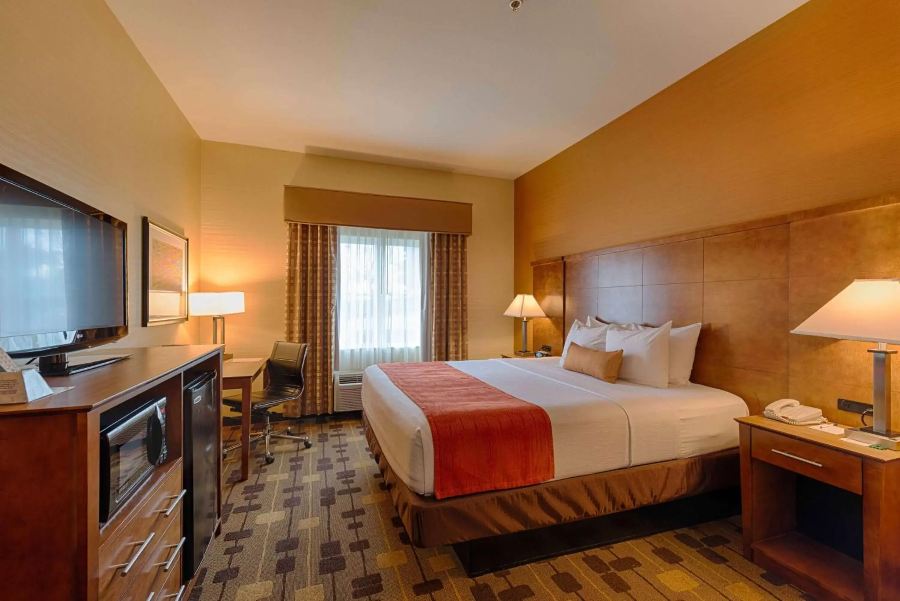 Seating area, Bed in Best Western Plus Delta Inn & Suites Seating area, Bed in Best Western Plus Delta Inn & Suites