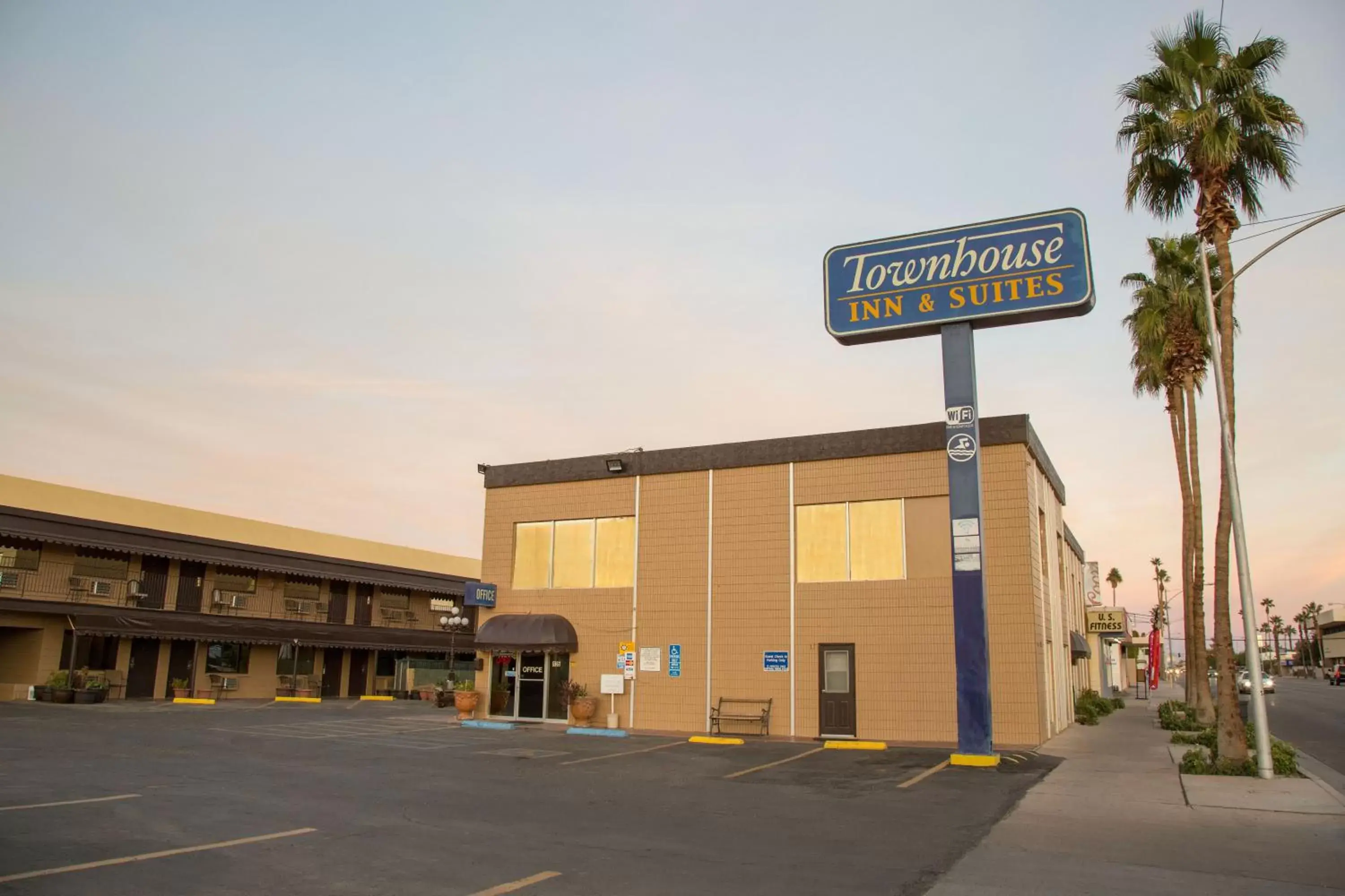 Facade/entrance in Townhouse Inn and Suites Facade/entrance in Townhouse Inn and Suites