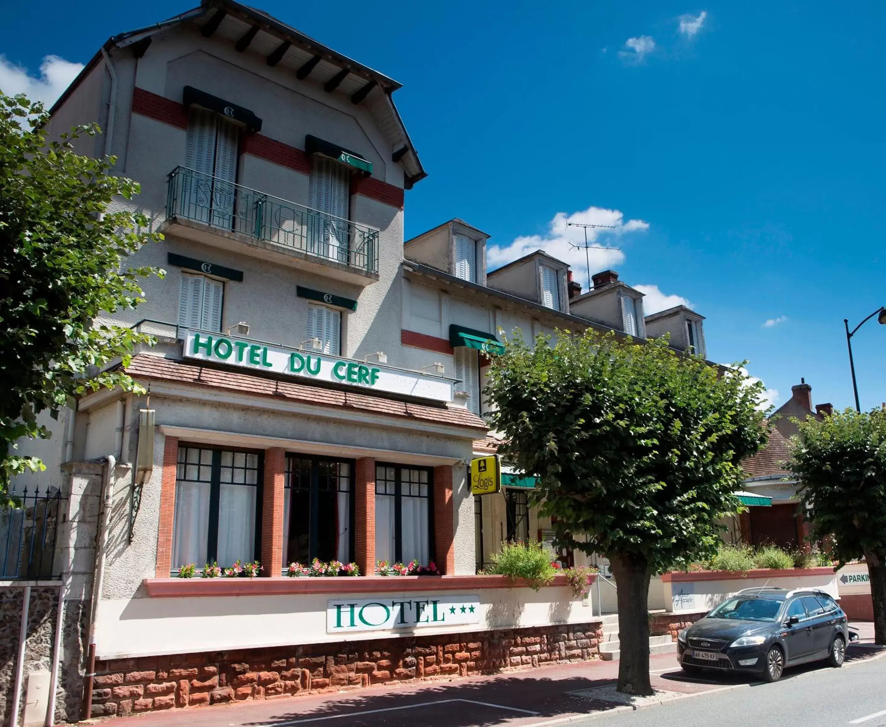 Facade/entrance in Logis Hotel Le Cerf Facade/entrance in Logis Hotel Le Cerf