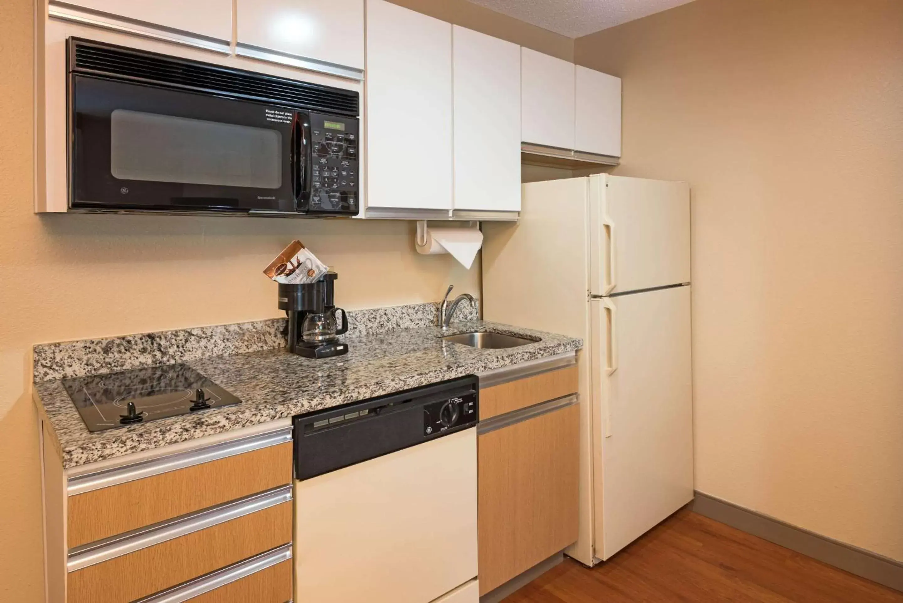 Photo of the whole room, Kitchen/Kitchenette in MainStay Suites Northbrook Wheeling