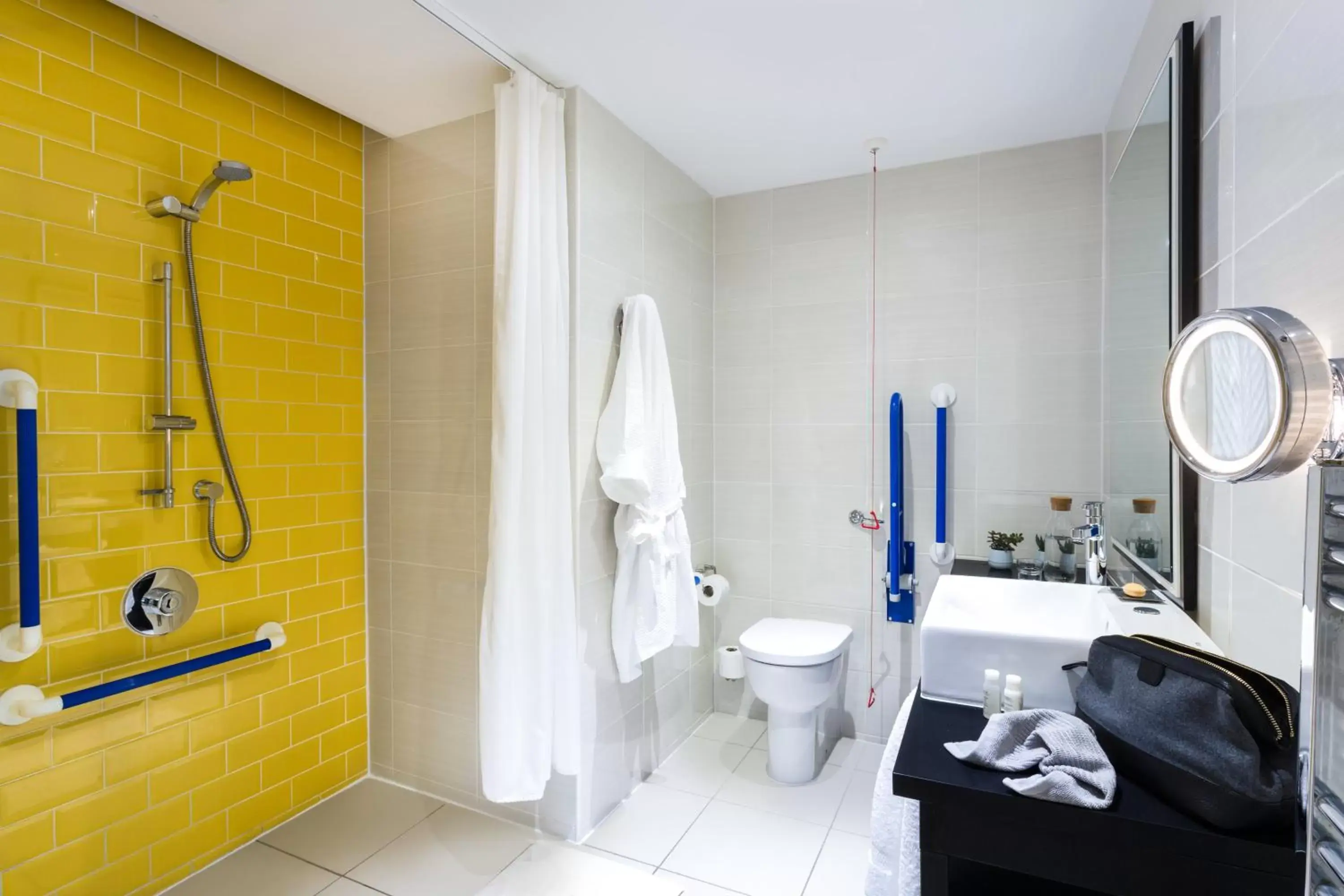 Shower, Bathroom in Hotel Indigo Newcastle, an IHG Hotel
