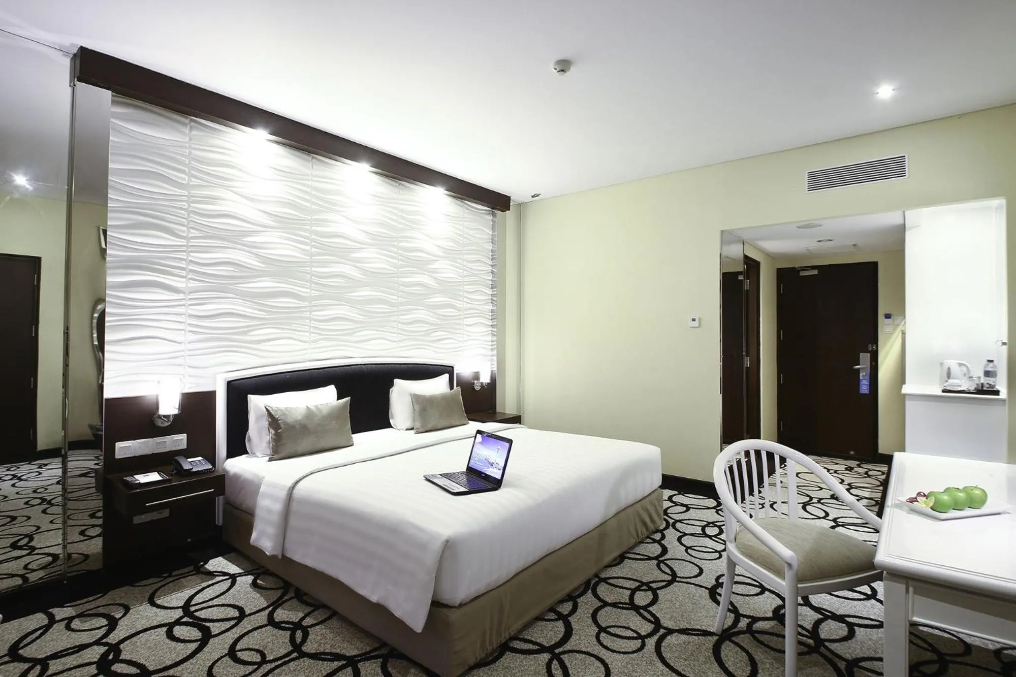 Bed in Hotel New Saphir Yogyakarta