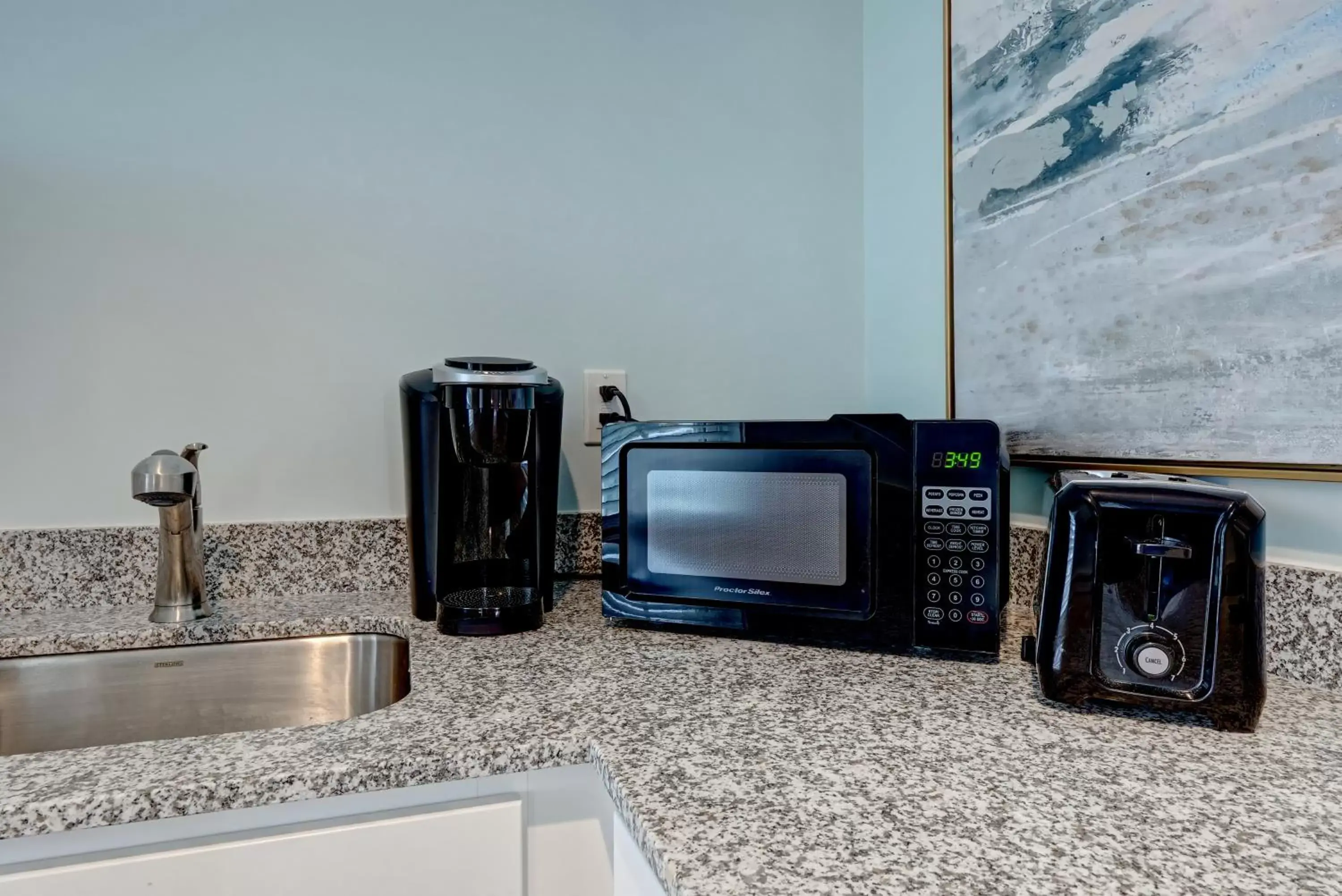 Property building, Kitchen/Kitchenette in Loggerhead Inn and Suites by Carolina Retreats