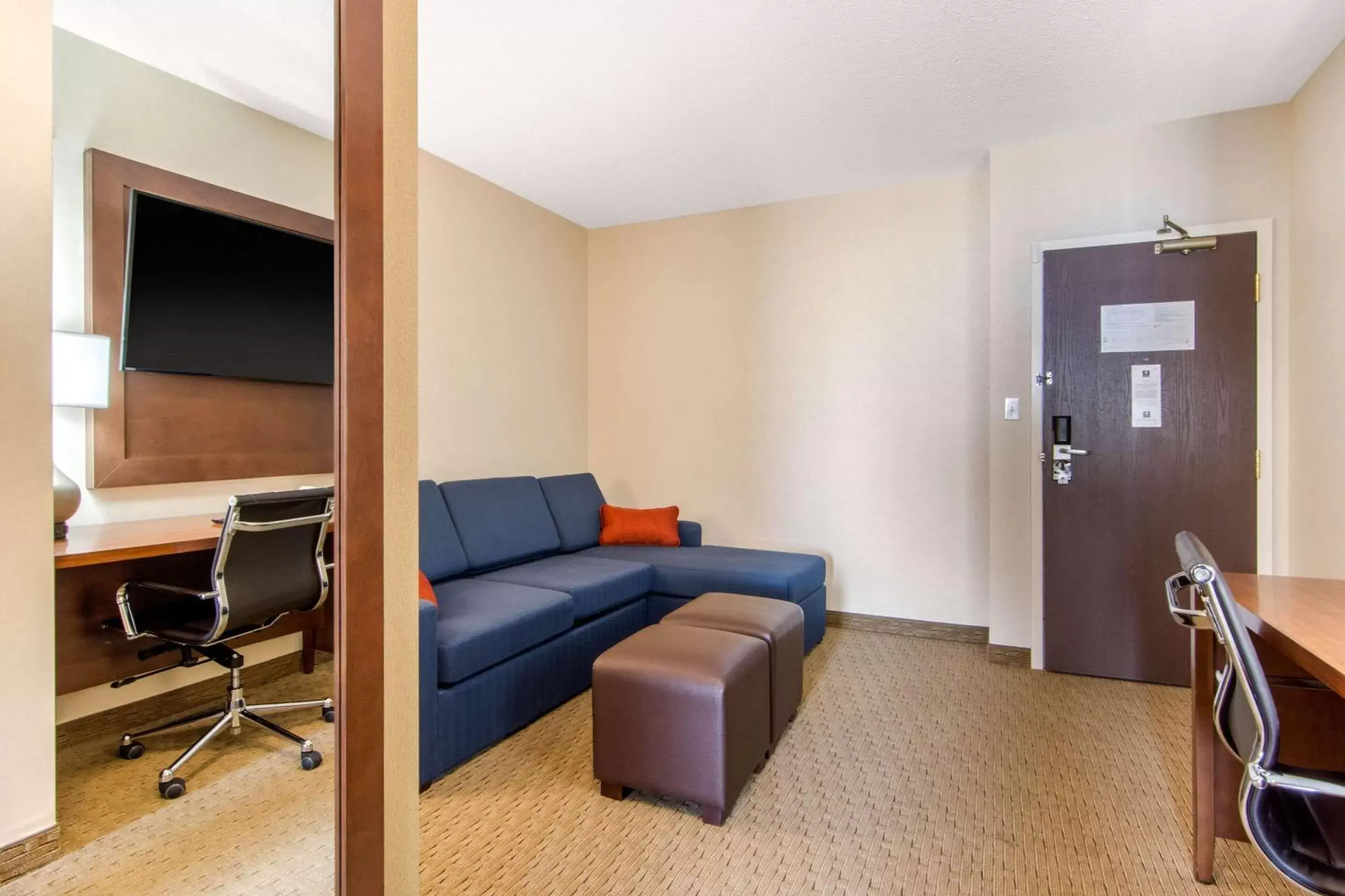 Photo of the whole room, Seating Area in Comfort Inn & Suites Medicine Hat