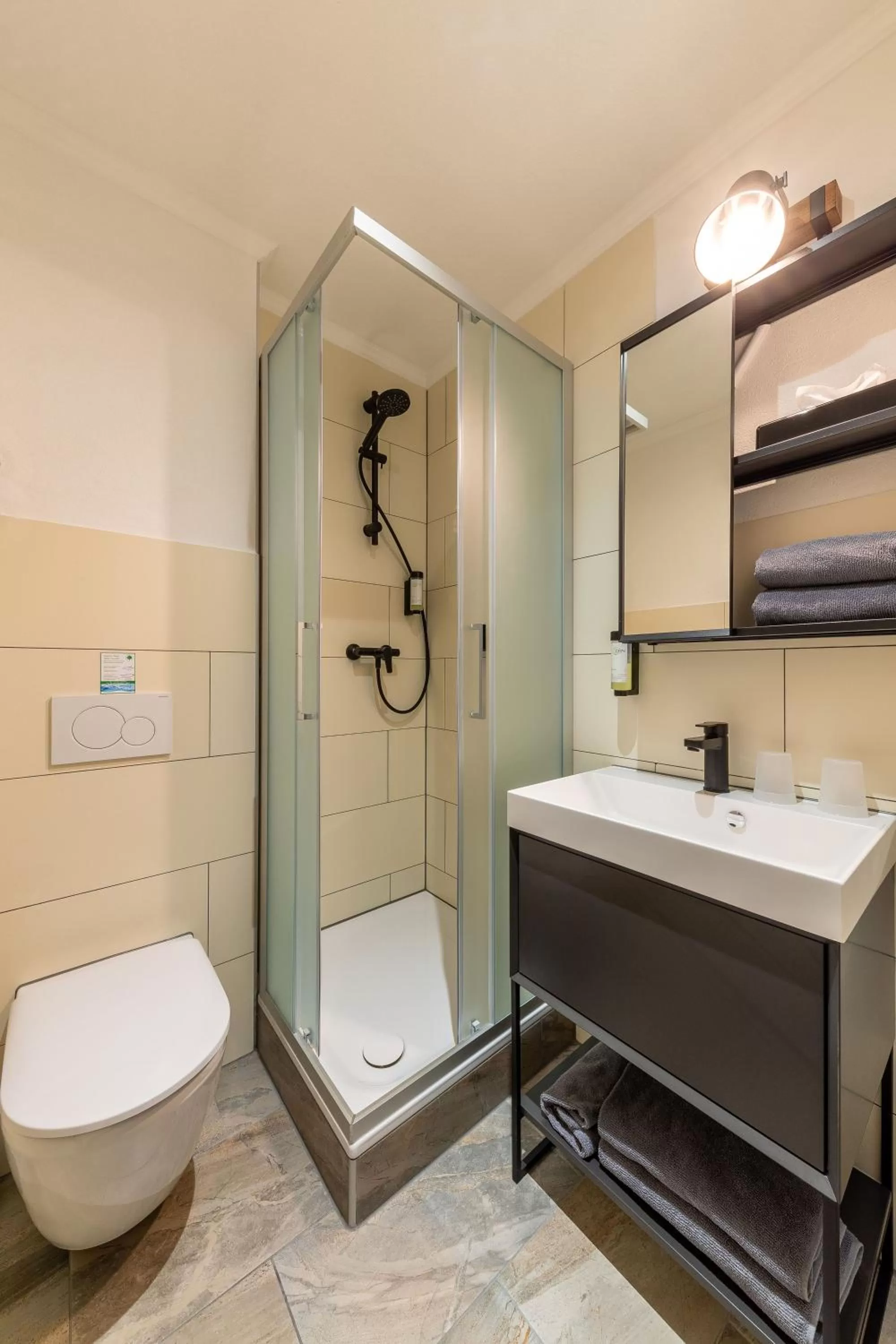 Shower in Hof Ehrenfels