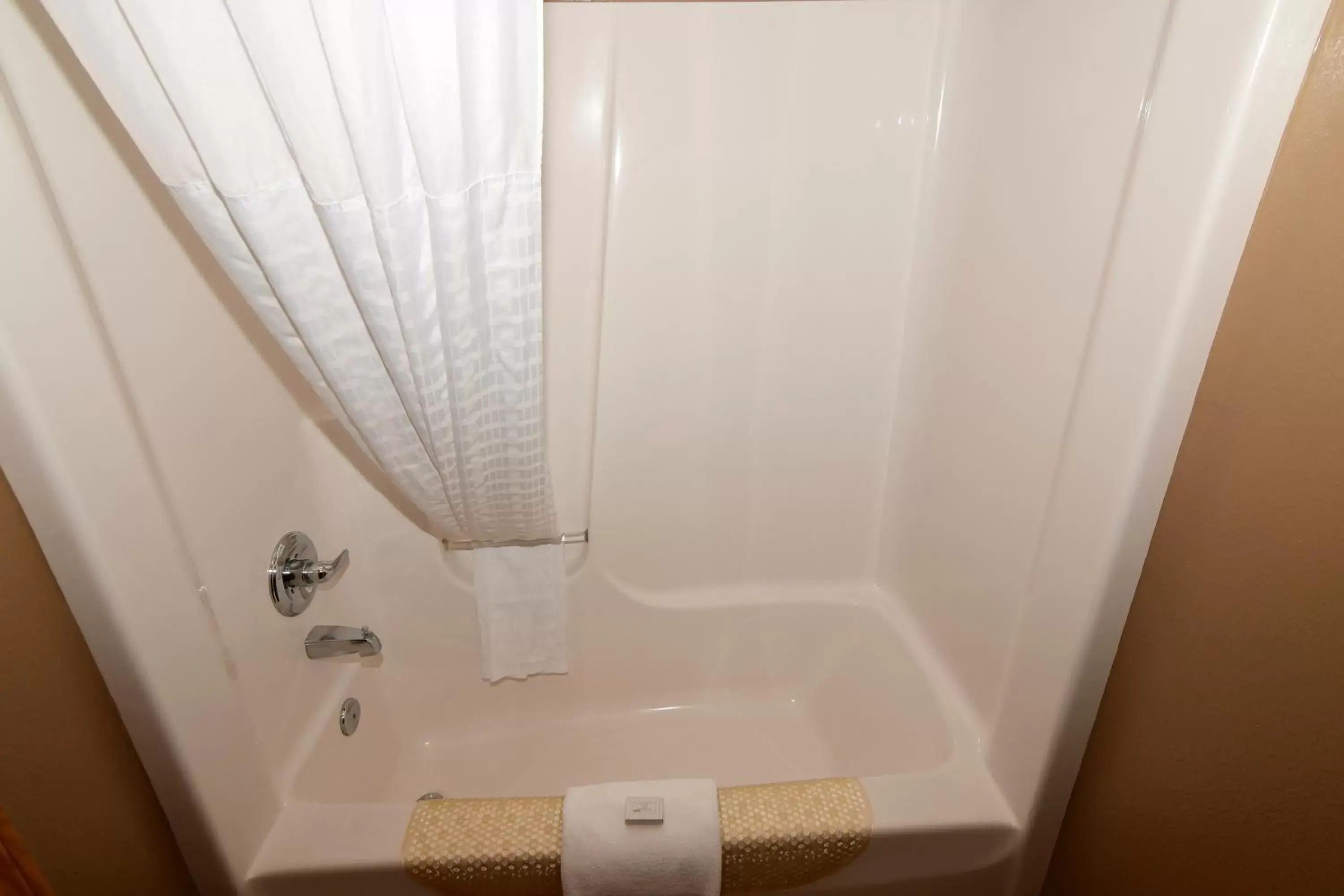 Bath, Bathroom in Cobblestone Inn & Suites - Denison | Majestic Hills