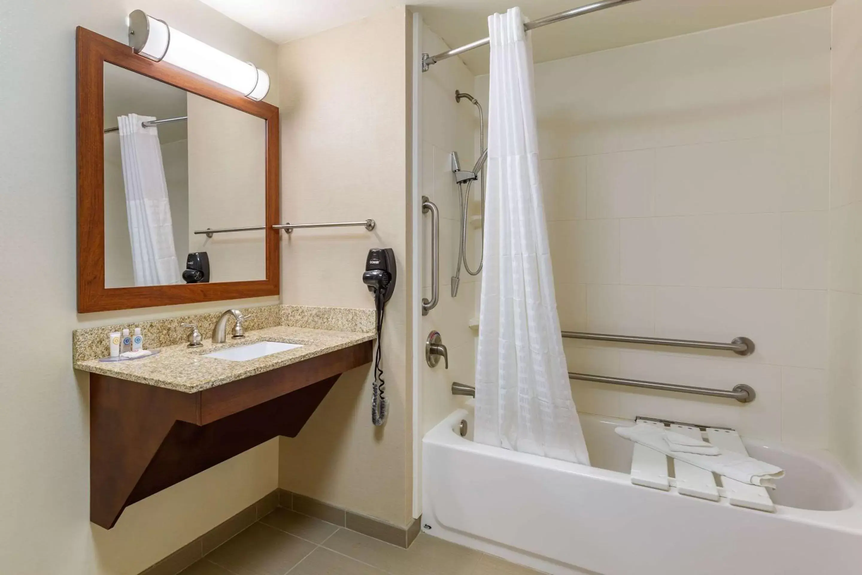 Bedroom, Bathroom in Comfort Inn Martinsburg