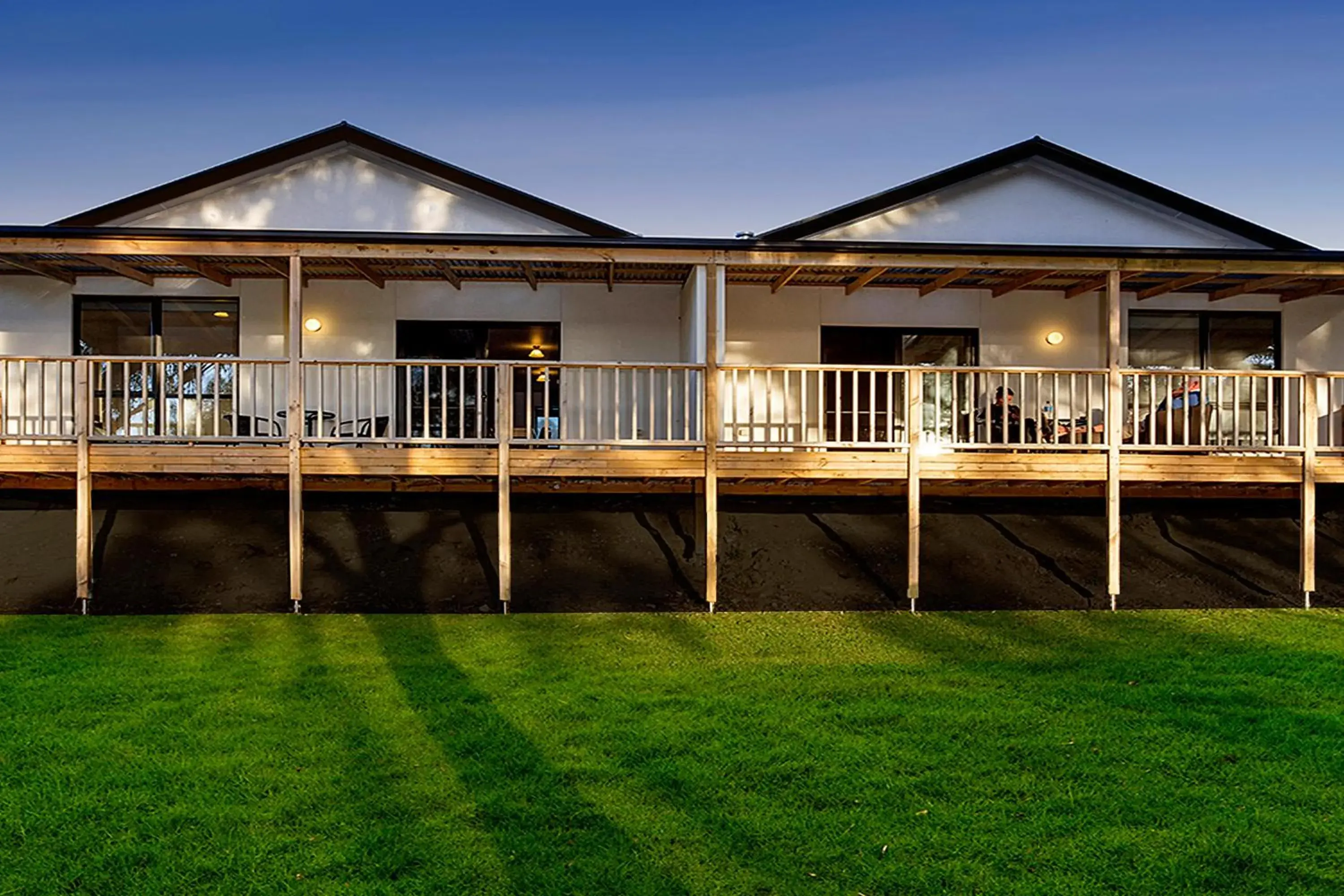 Balcony/Terrace, Property Building in A1 Motels and Apartments Port Fairy