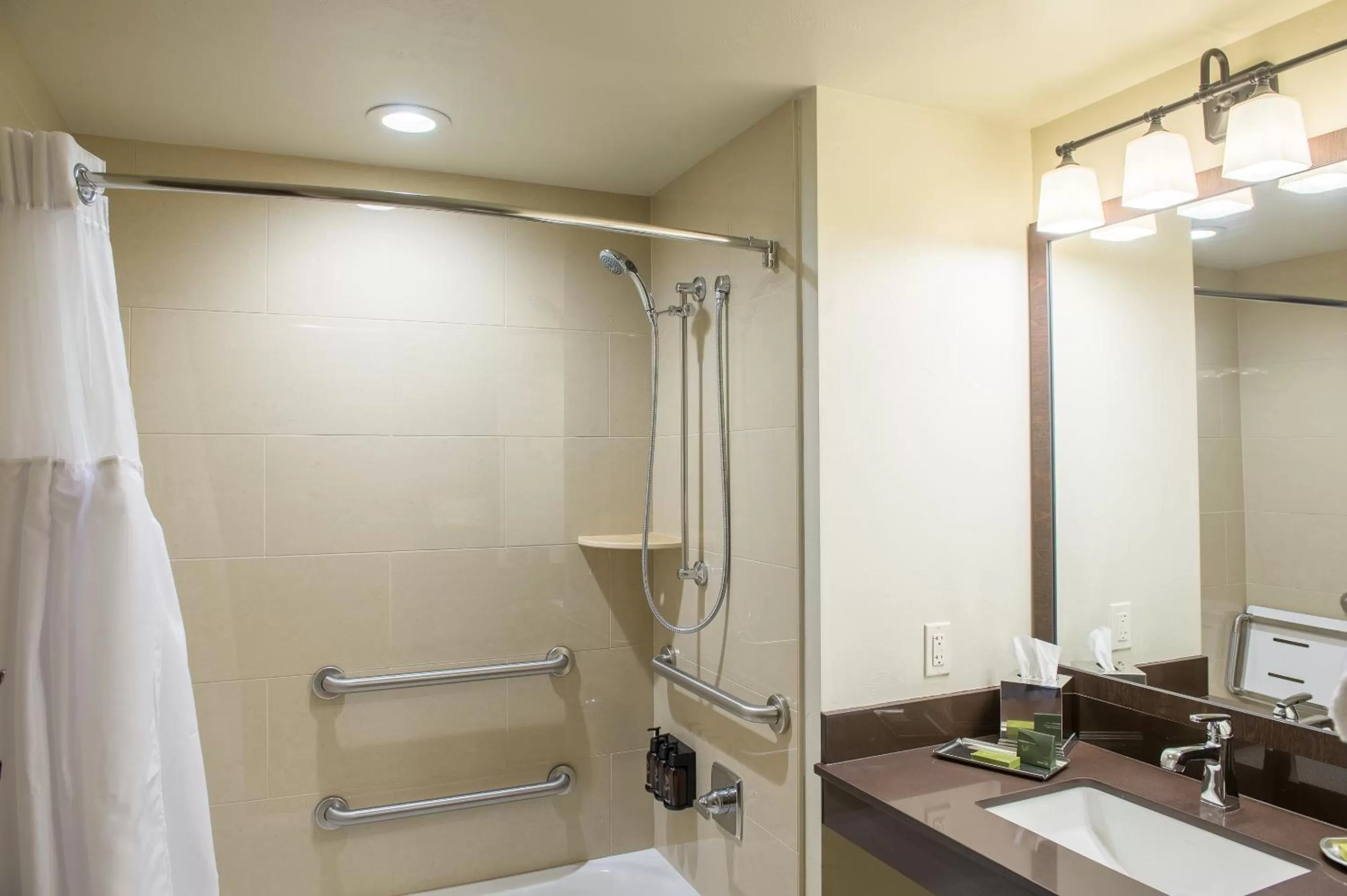 Shower in Cedar Creek Lodge & Conference Center