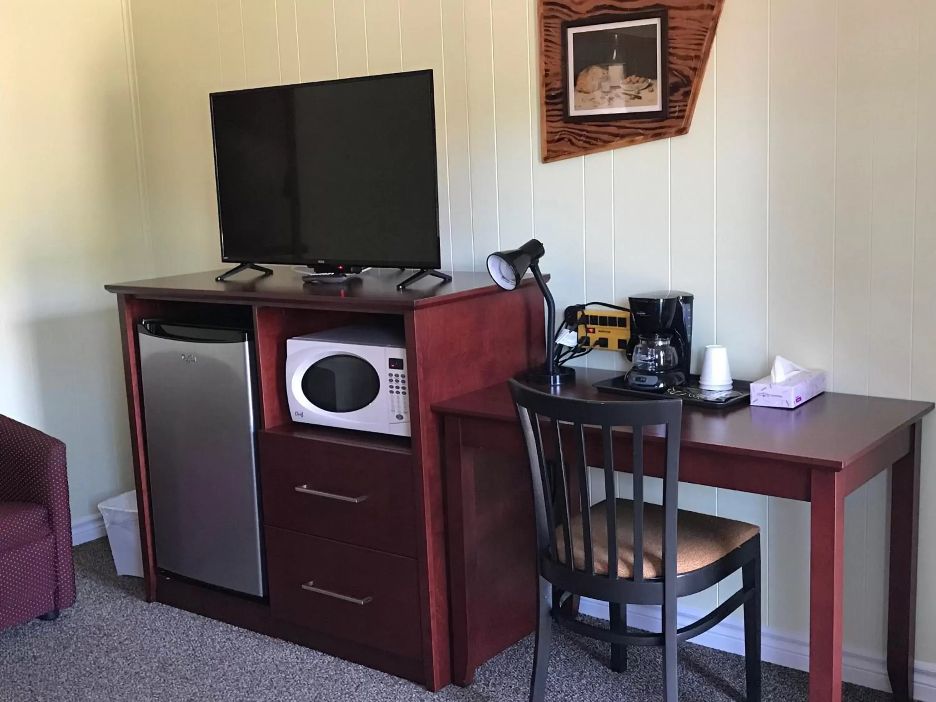 TV/Entertainment Center in Deep River Motel