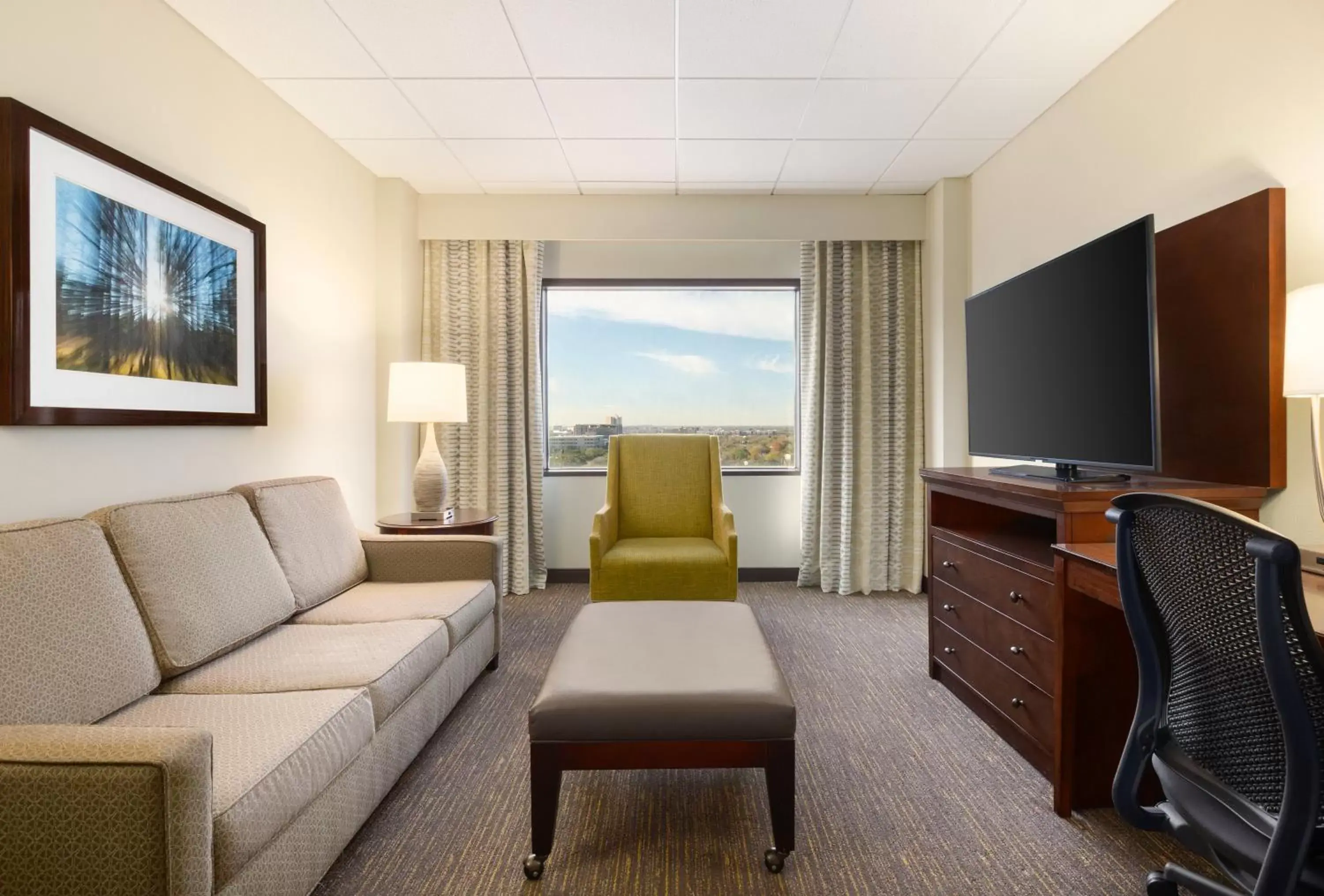 Living room, Seating Area in DoubleTree by Hilton Houston Medical Center Hotel & Suites
