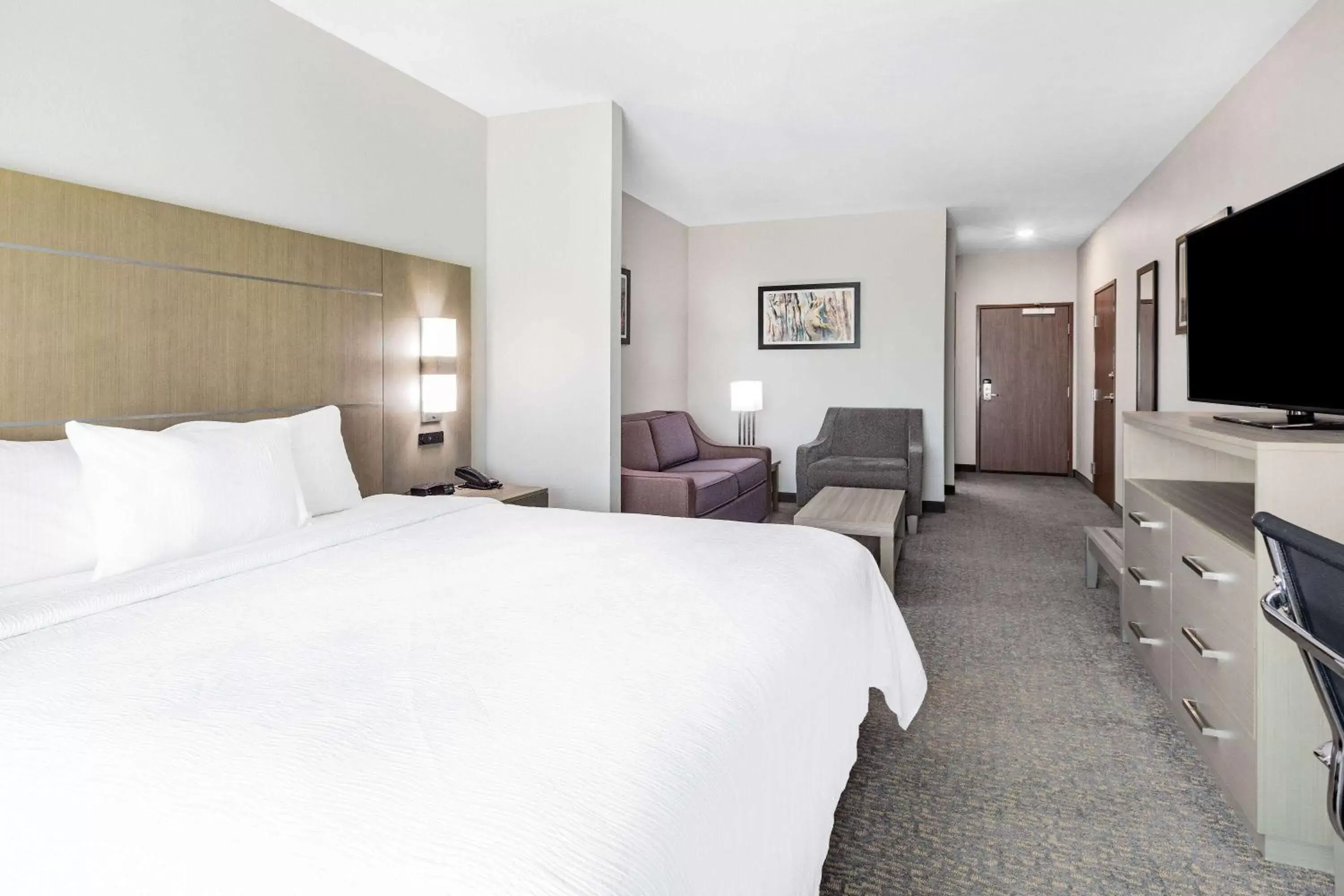 Bed in La Quinta Inn & Suites by Wyndham Jackson-Cape Girardeau