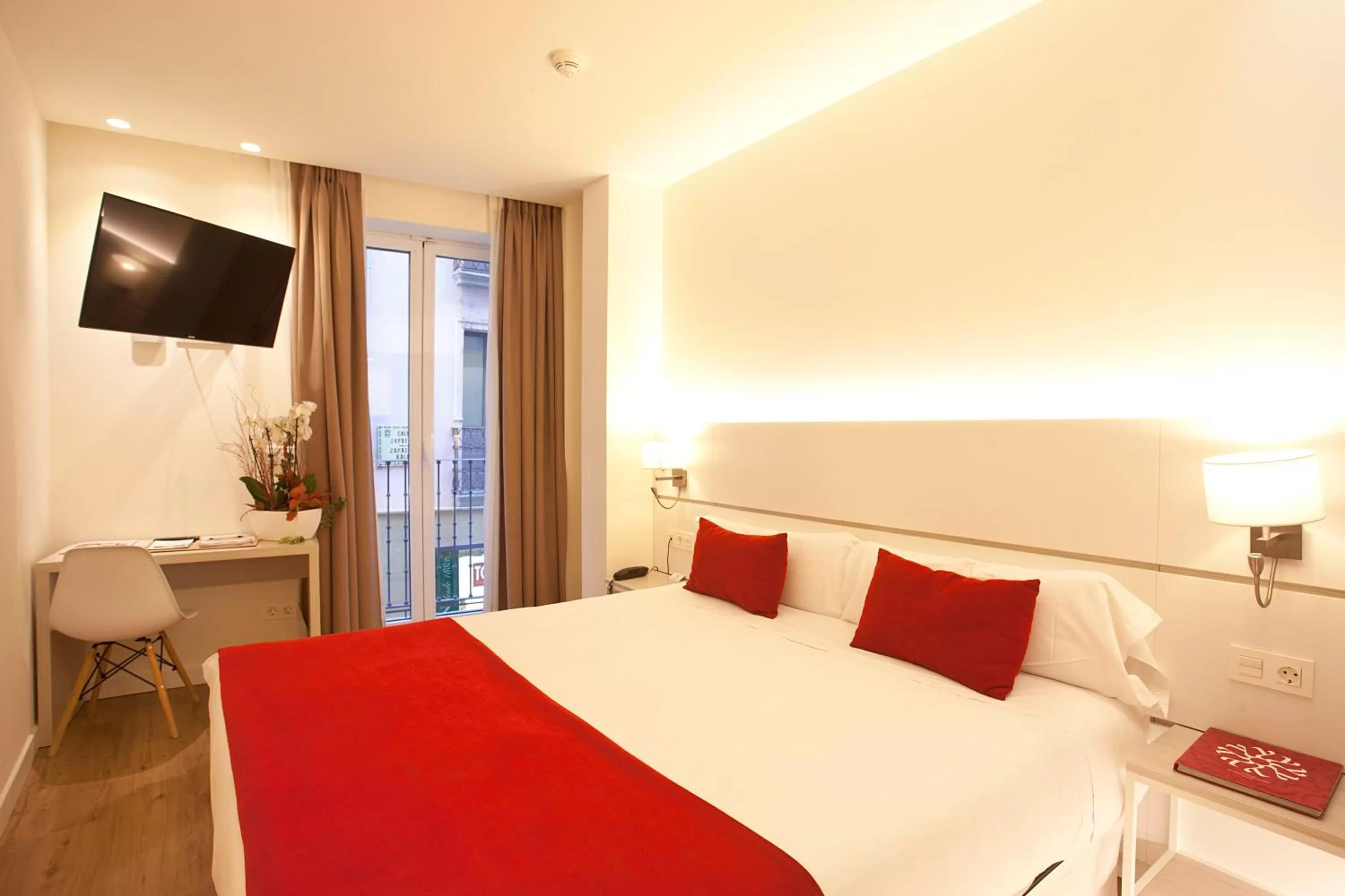 Bed in Hotel Pompaelo Plaza del Ayuntamiento & Spa