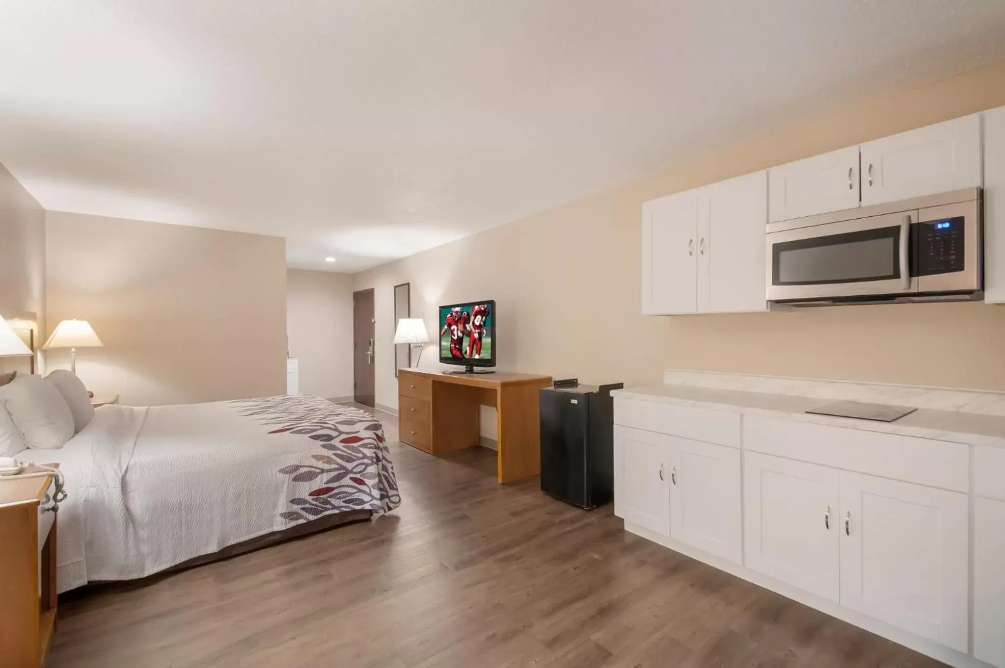 Photo of the whole room, Kitchen/Kitchenette in Red Roof Inn Dahlgren - Naval Base