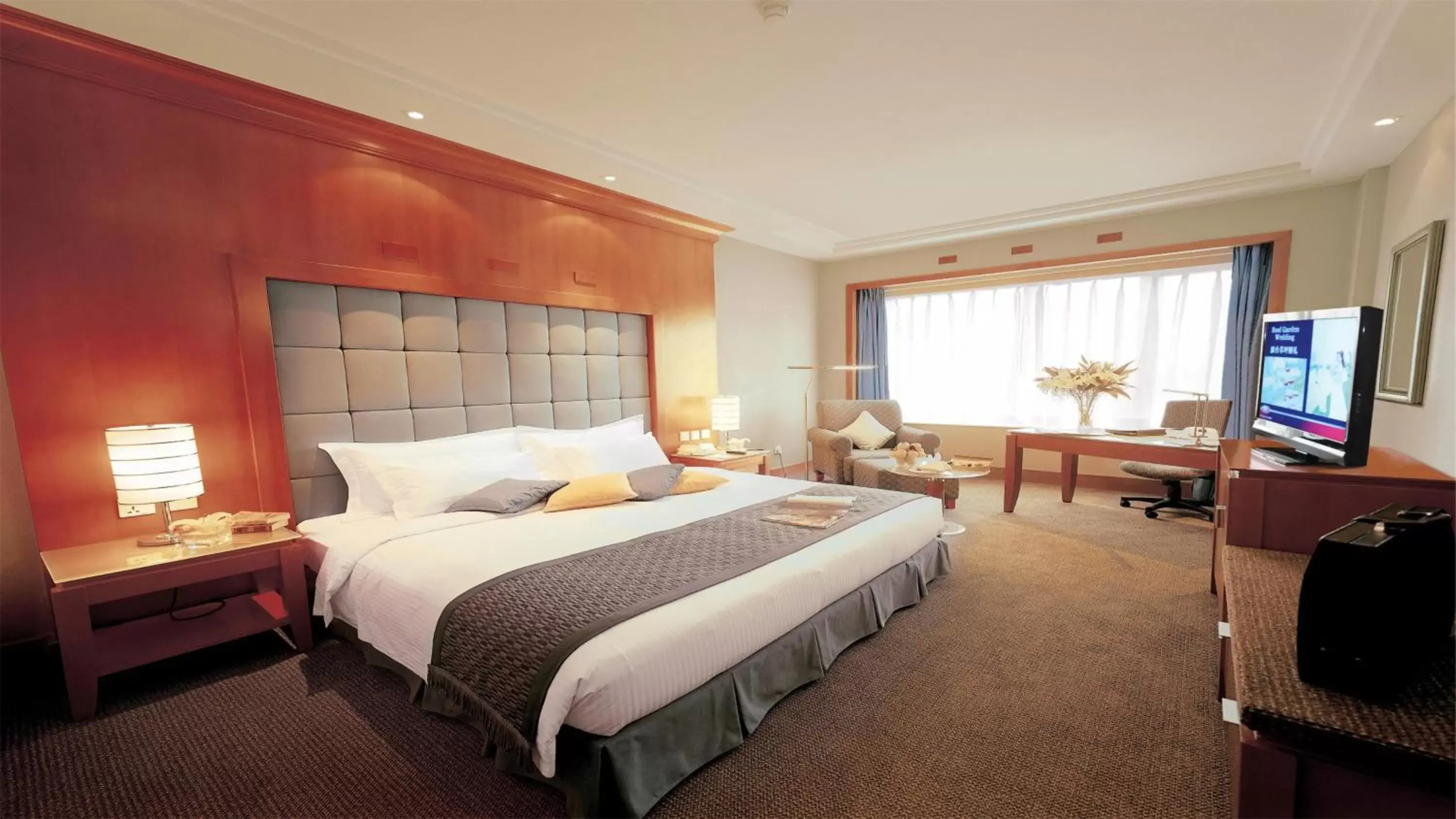 Photo of the whole room, Bed in Crowne Plaza Shanghai, an IHG Hotel