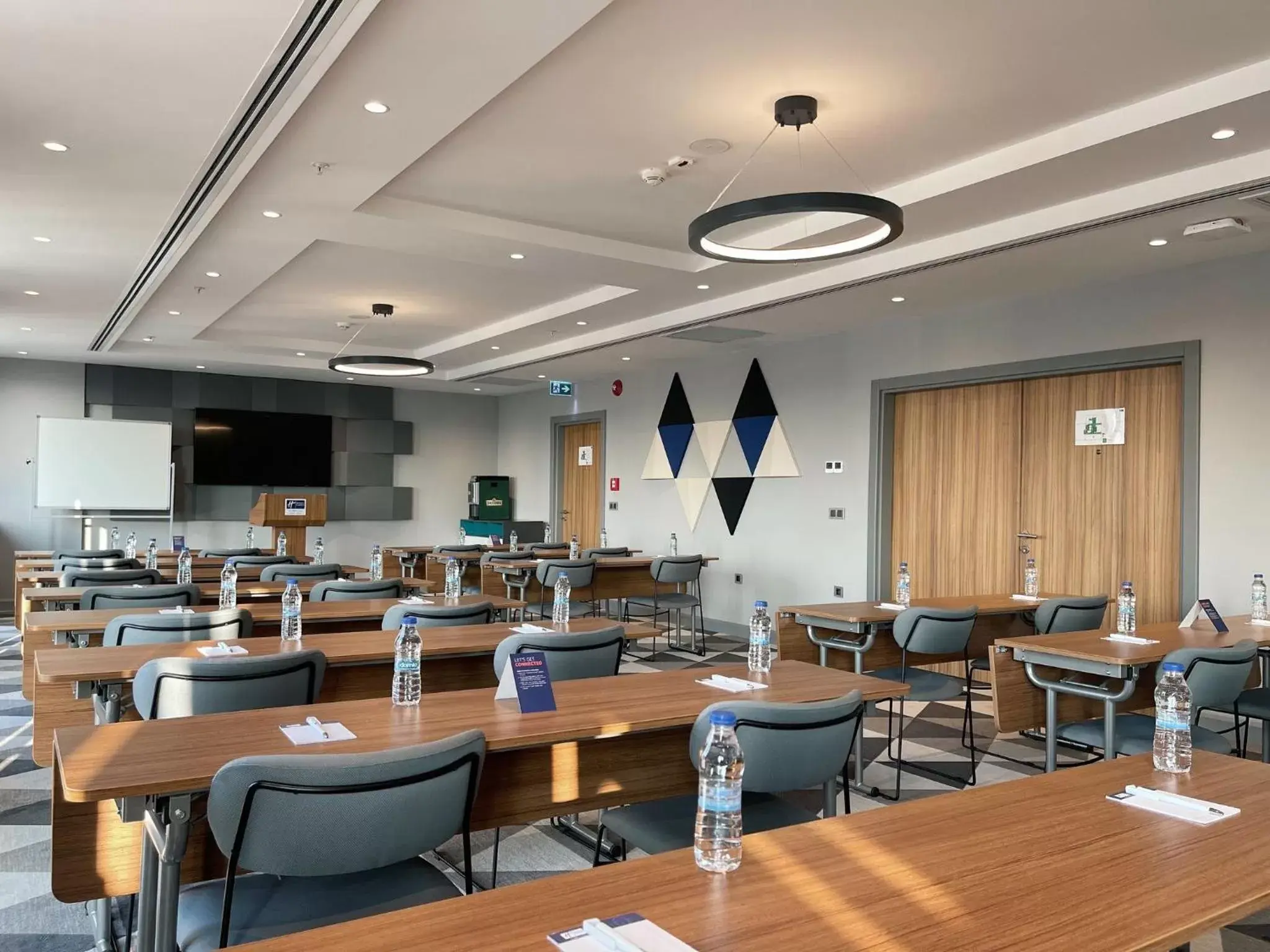 Meeting/conference room, Restaurant/Places to Eat in Holiday Inn Express - Ankara - Airport, an IHG Hotel