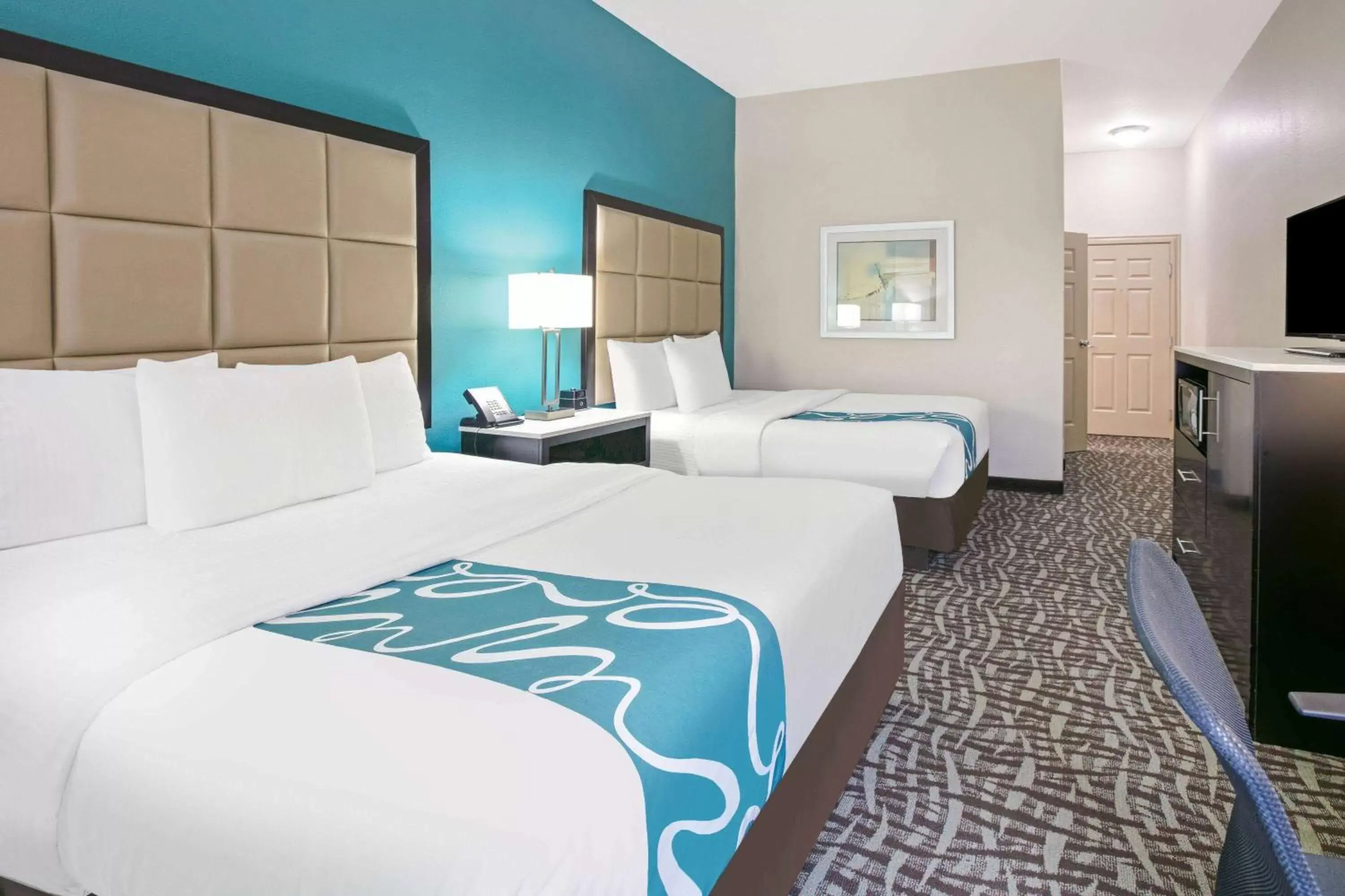 Photo of the whole room, Bed in La Quinta Inn and Suites by Wyndham Paris