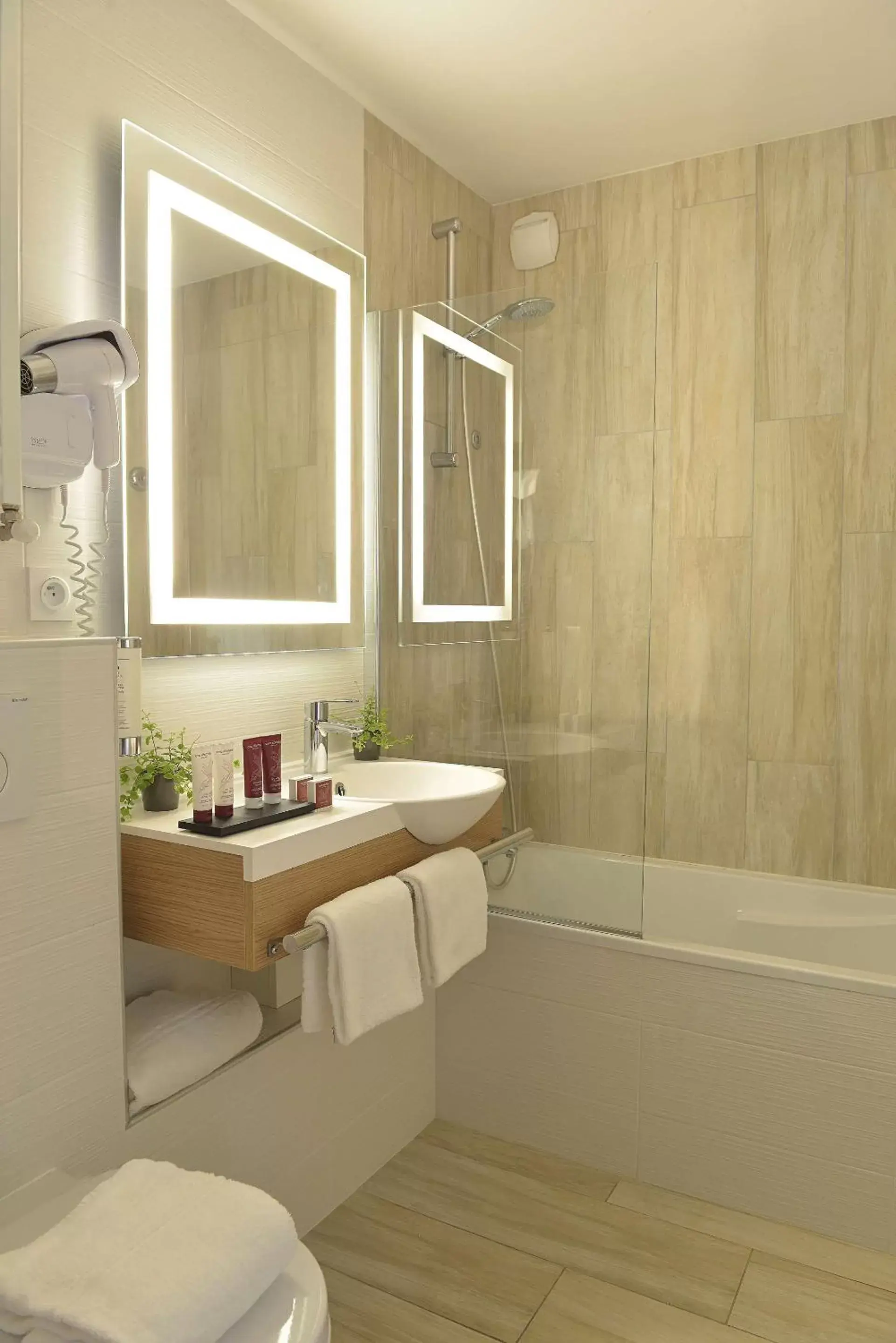 Bathroom in Best Western Les Bains Hotel et SPA