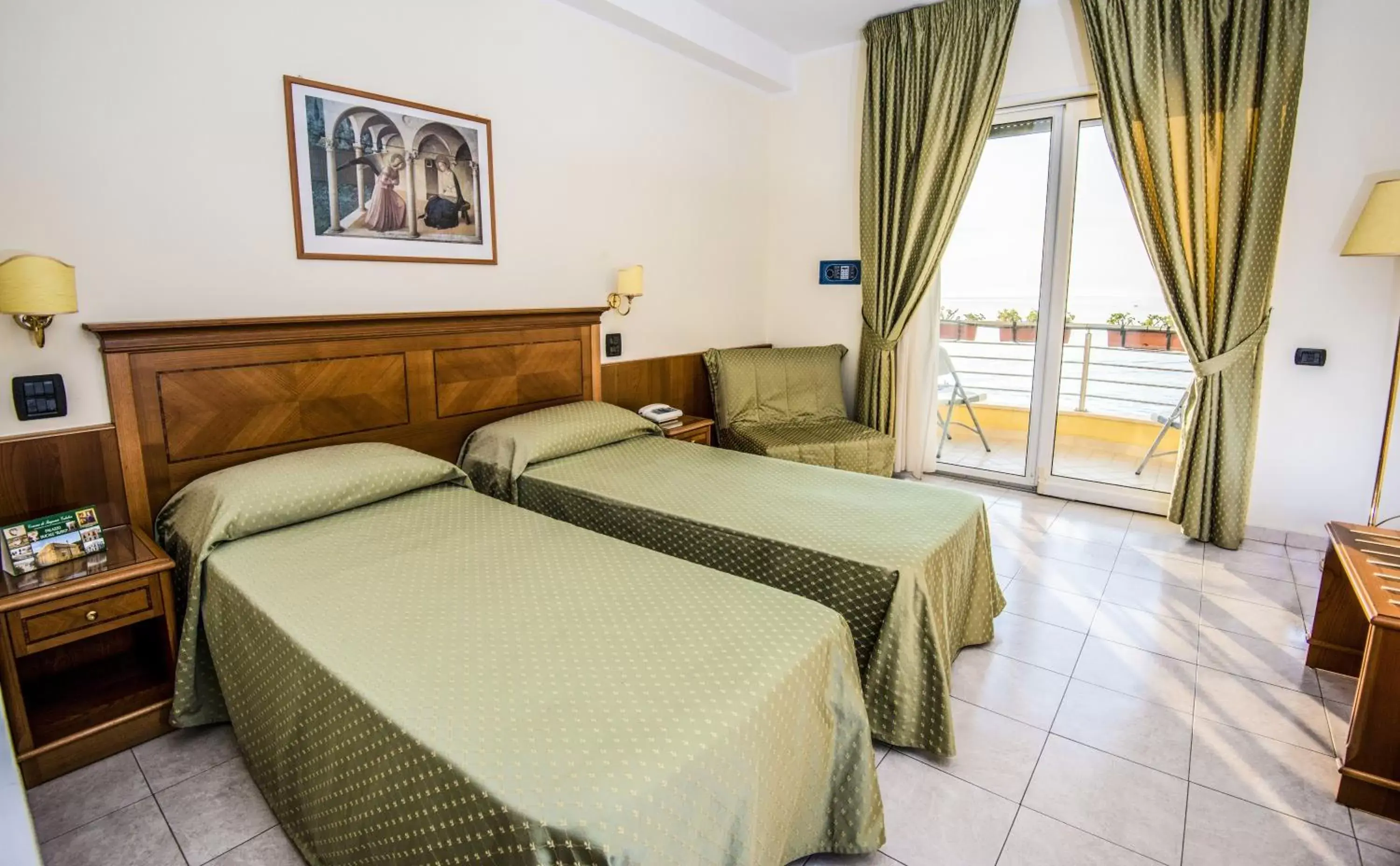 Quadruple Room in Grand Hotel Victoria Quadruple Room in Grand Hotel Victoria